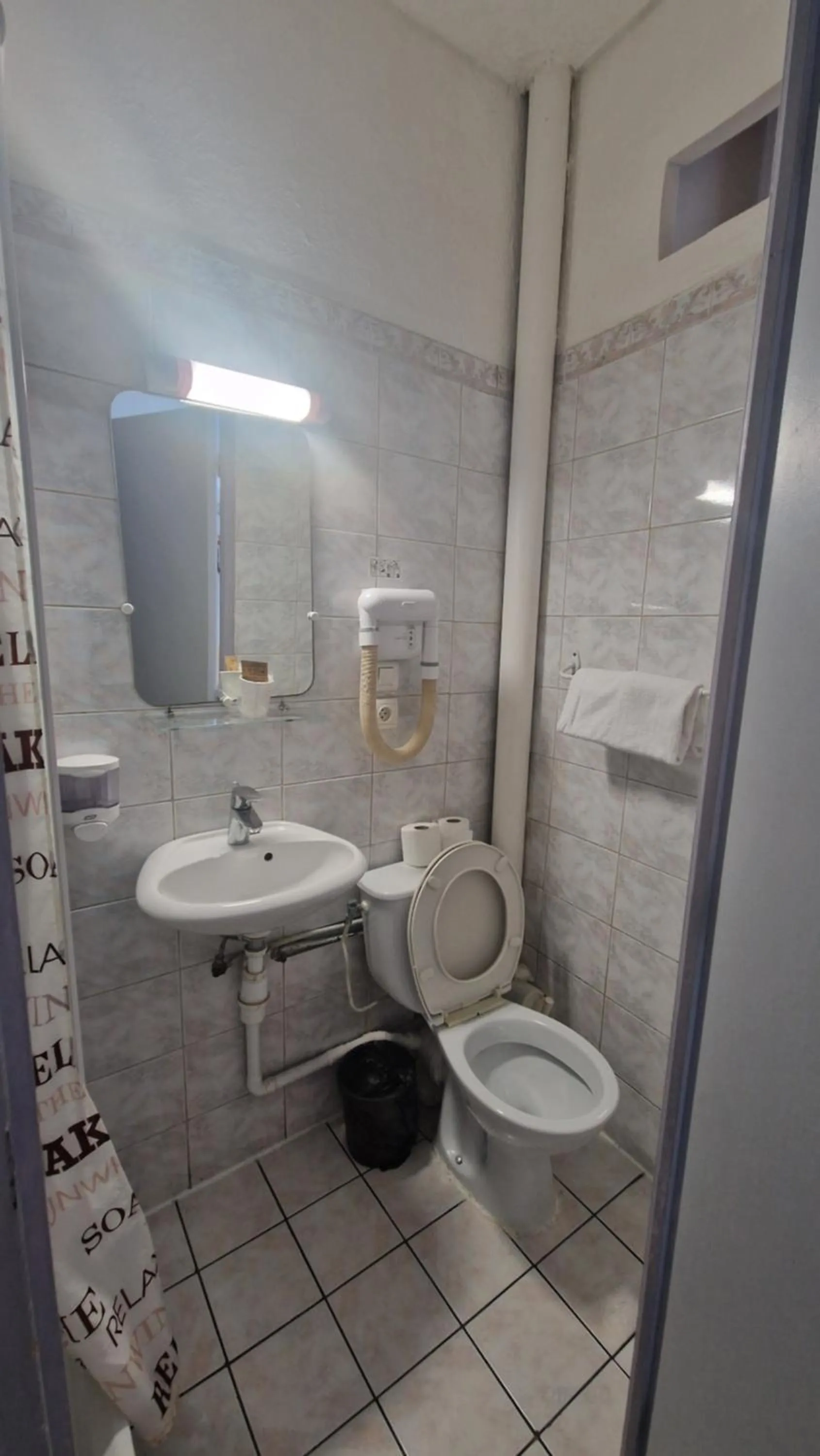 Shower in Hôtel du Nord