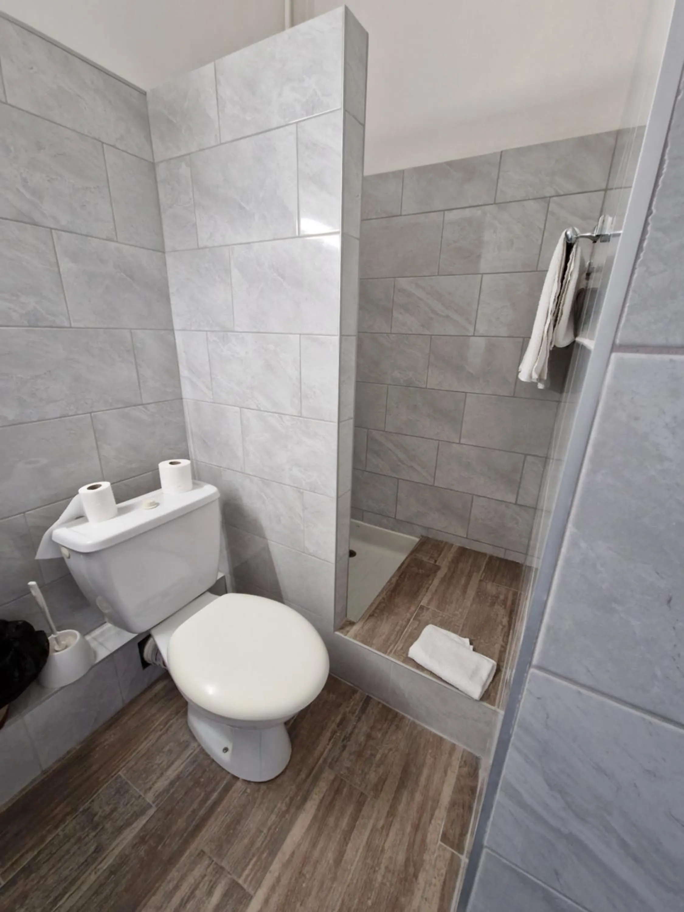 Shower in Hôtel du Nord