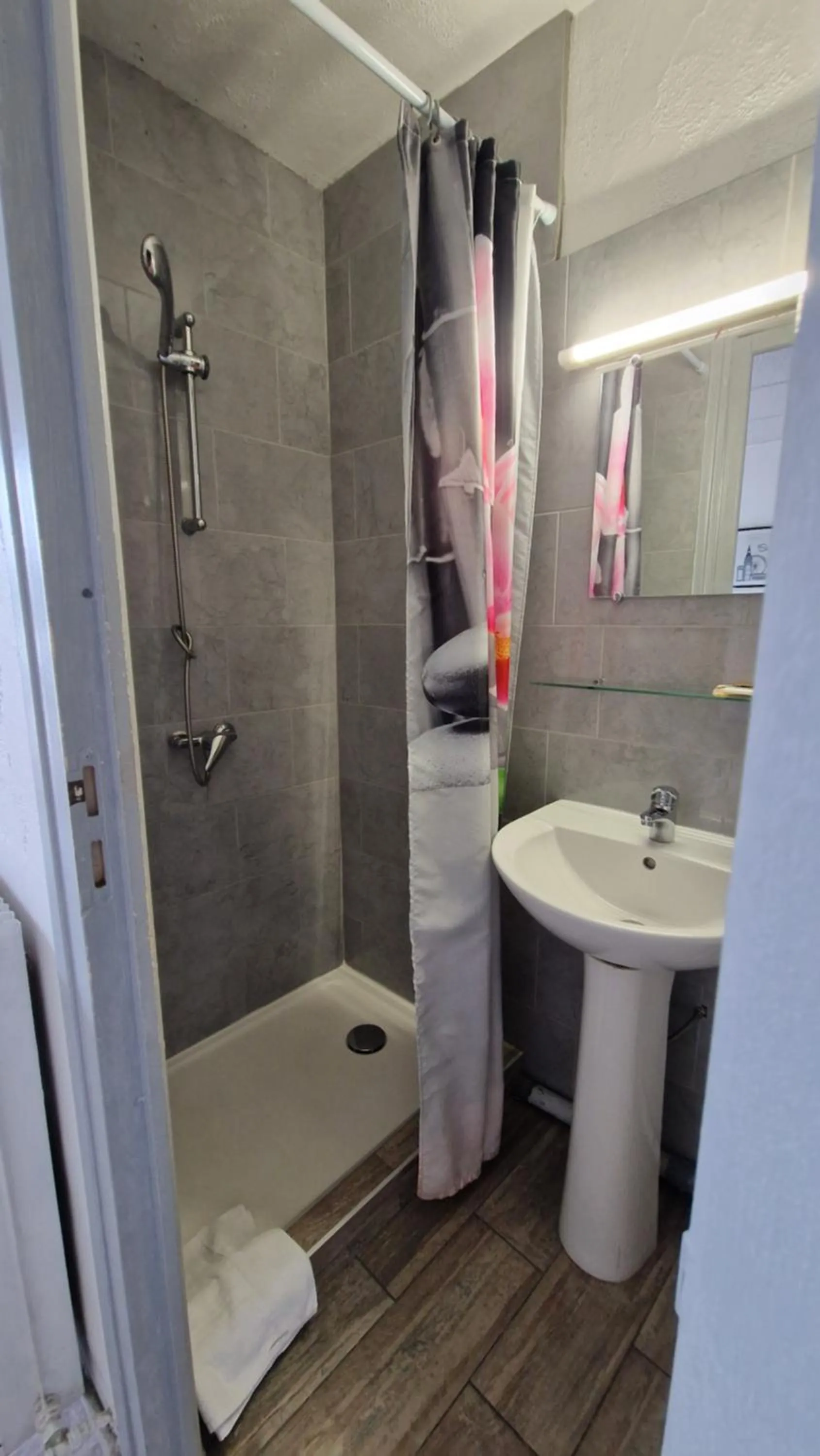 Bathroom in Hôtel du Nord