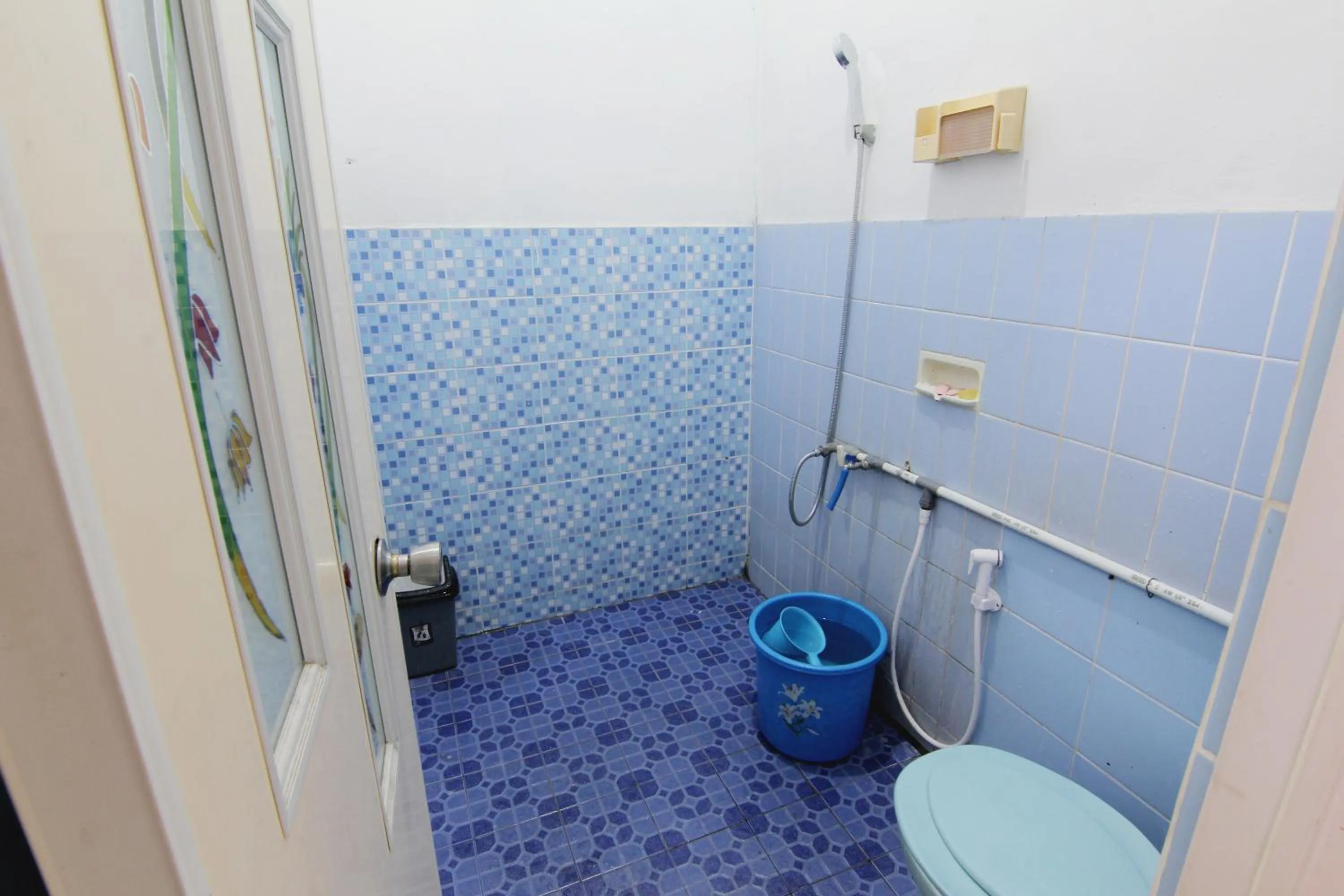 Shower in Batik Trinidar Homestay