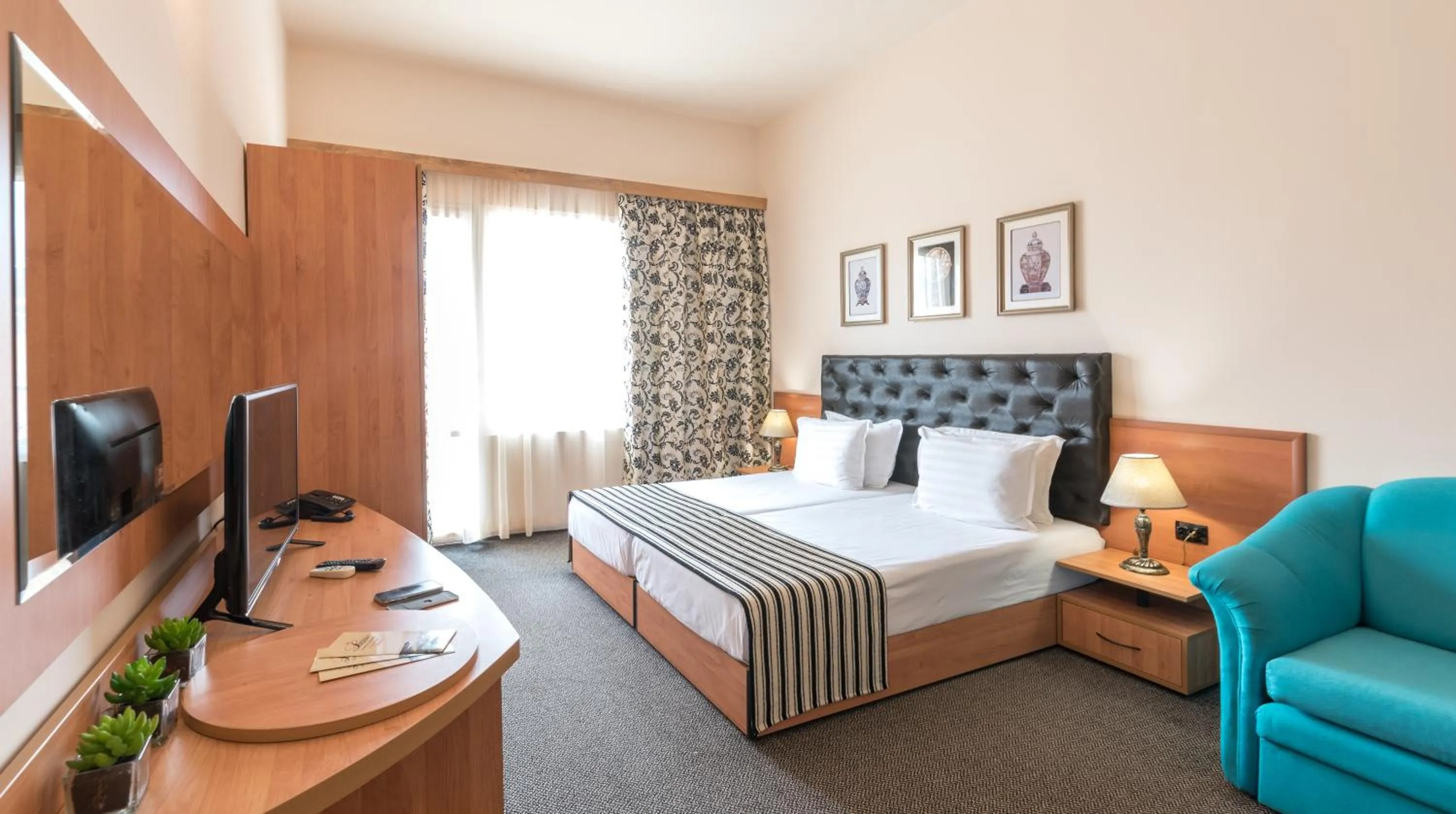 Living room, Bed in Lotus Family Hotel - Free Parking