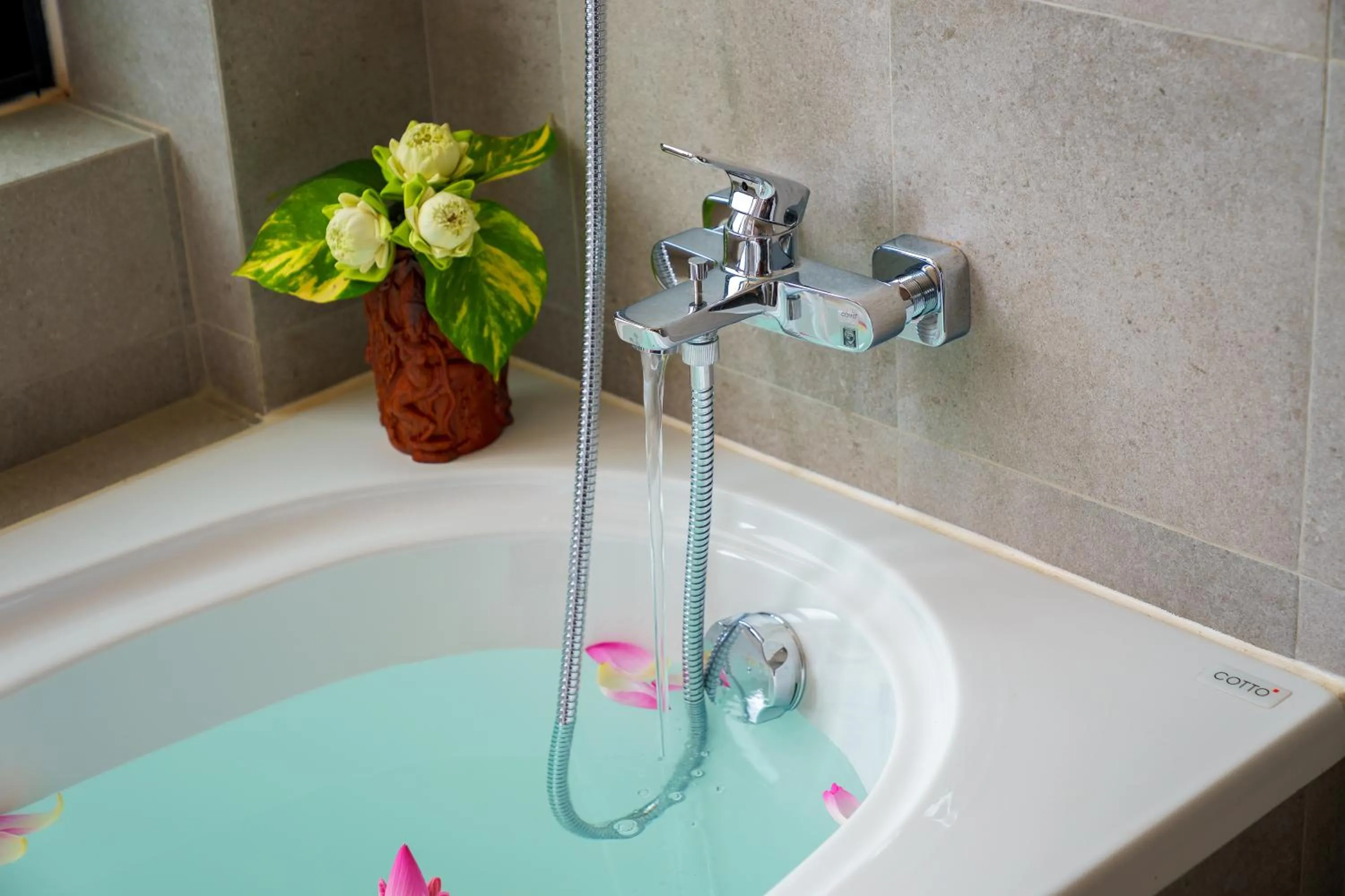 Hot Tub in Mony Reach Angkor Hotel