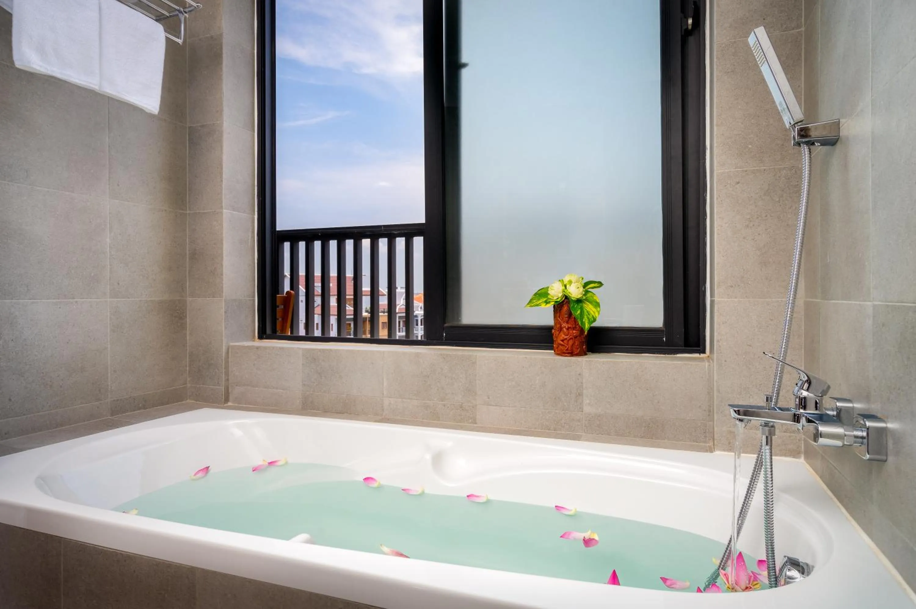 Hot Tub in Mony Reach Angkor Hotel