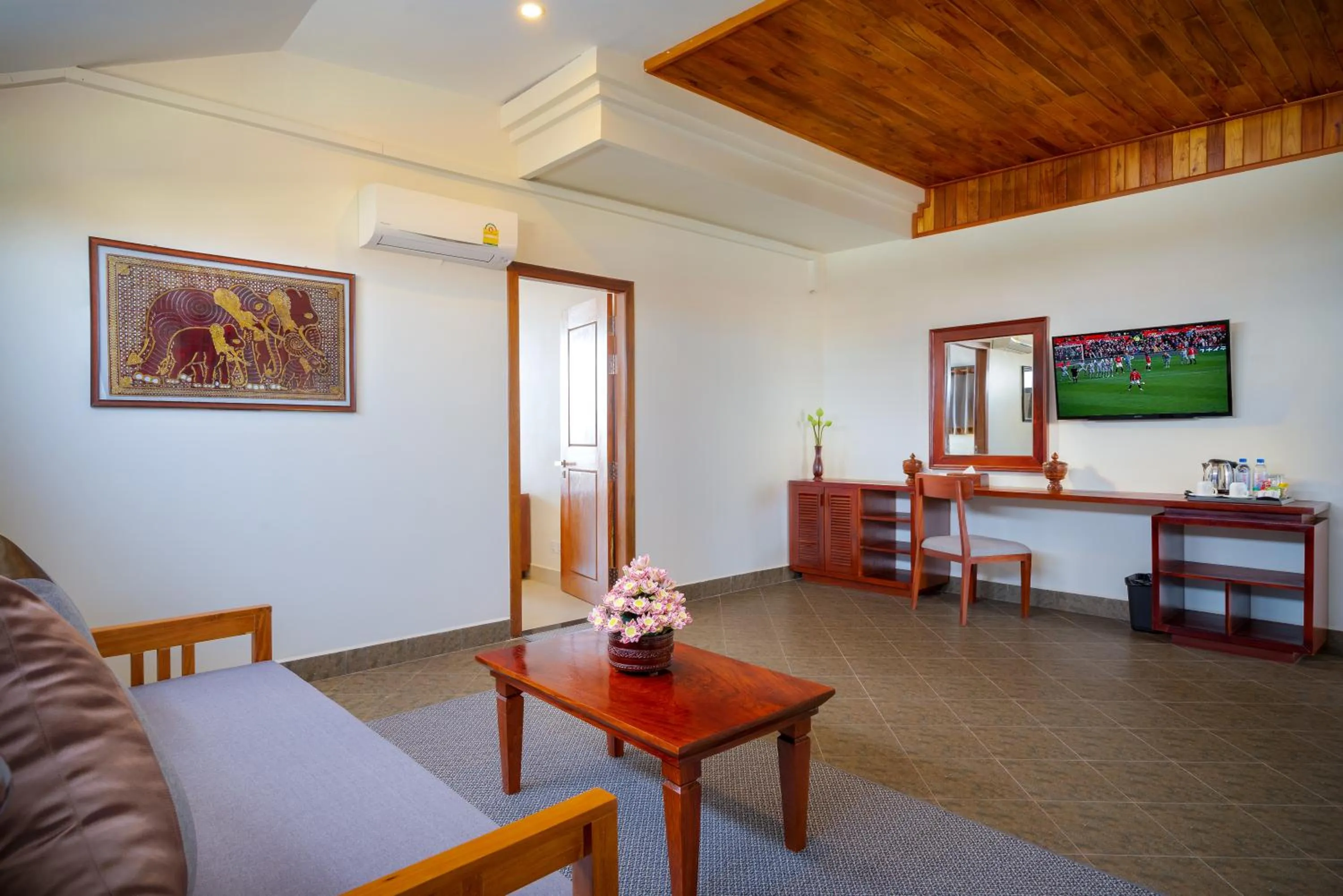 Communal lounge/ TV room in Mony Reach Angkor Hotel