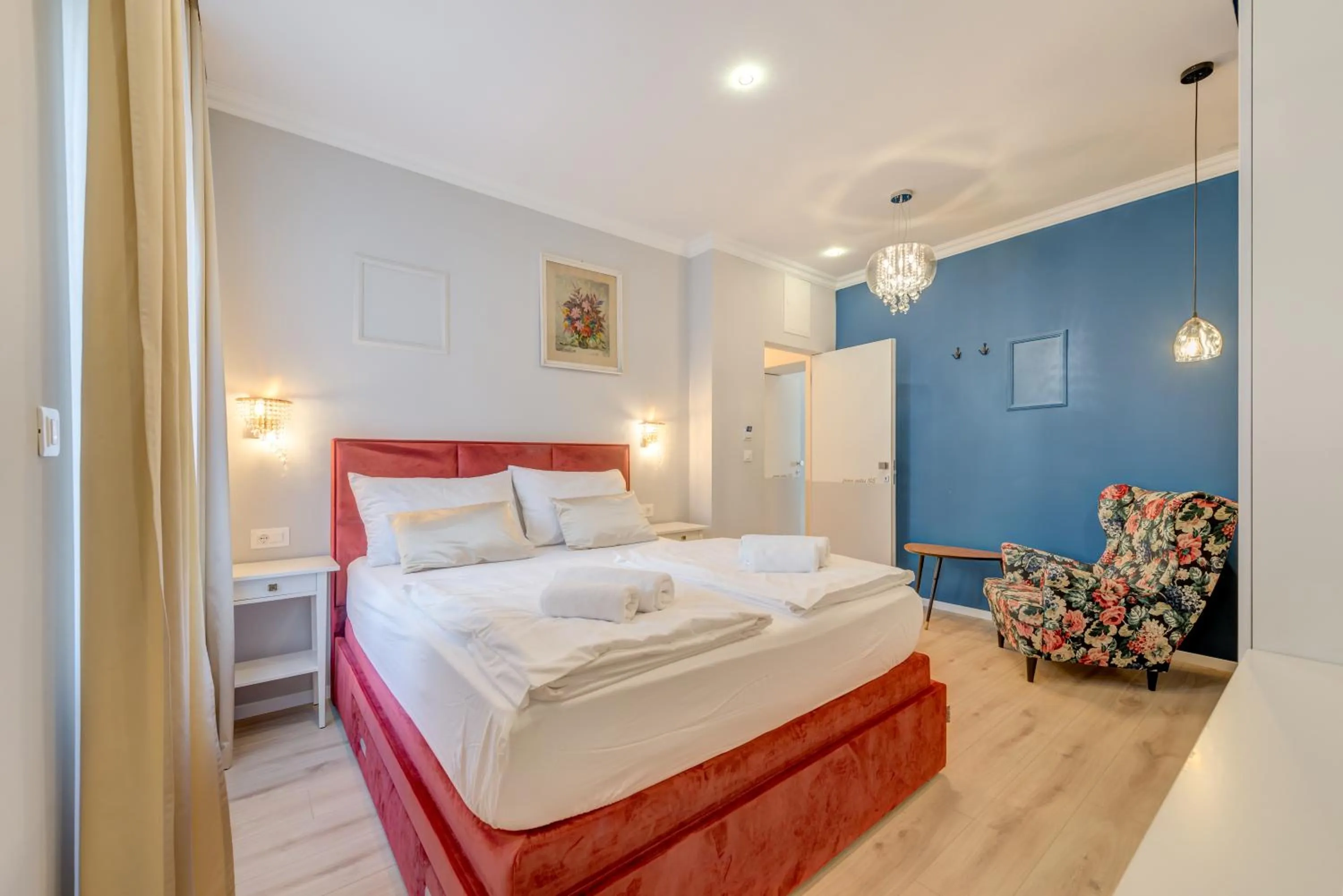 Photo of the whole room, Bed in Piano Suites