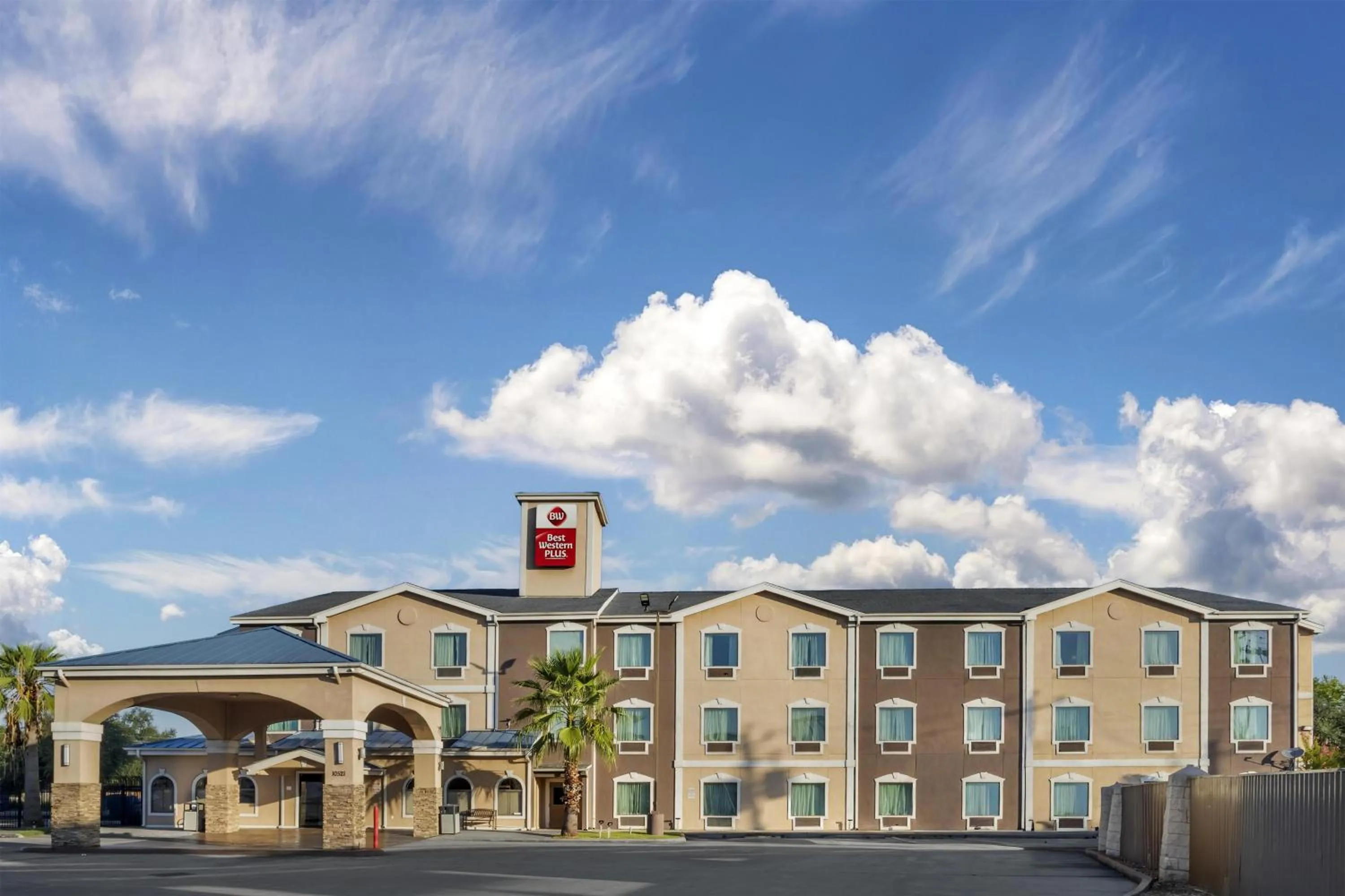 Property building in Best Western Plus Heritage Inn & Suites Houston,Pasadena,Deer Park,Channelview