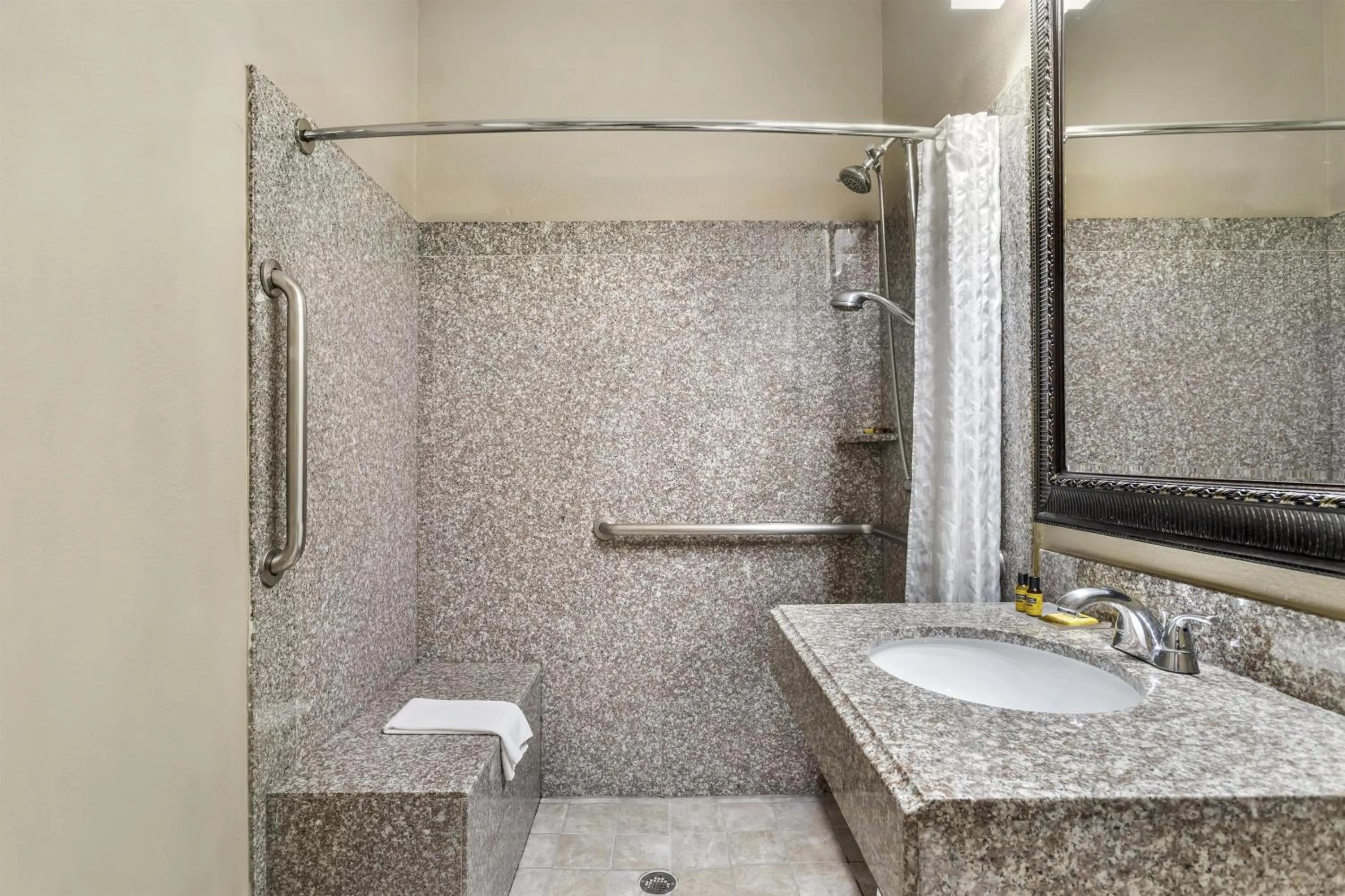 Bathroom in Best Western Plus Heritage Inn & Suites Houston,Pasadena,Deer Park,Channelview