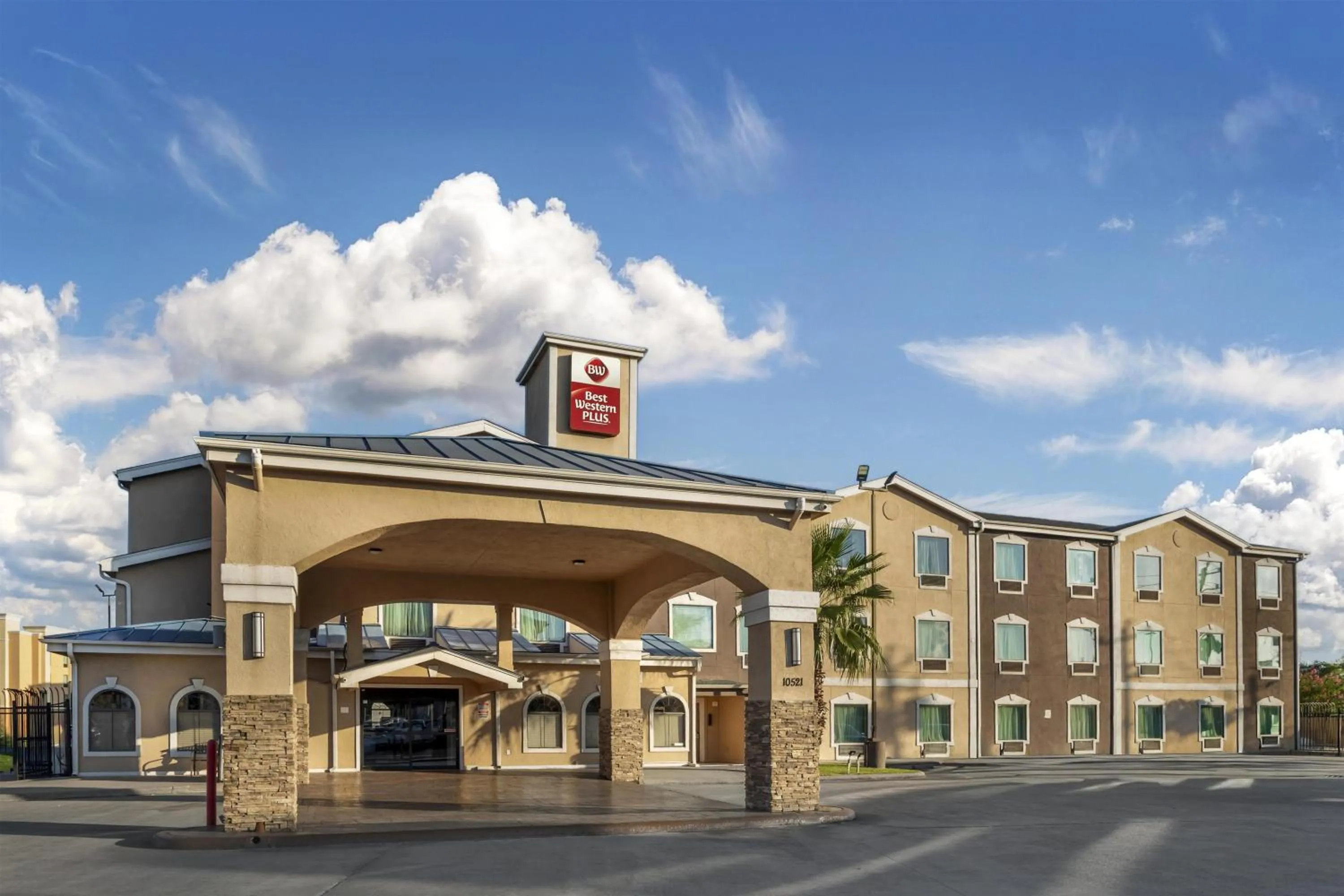 Property building in Best Western Plus Heritage Inn & Suites Houston,Pasadena,Deer Park,Channelview