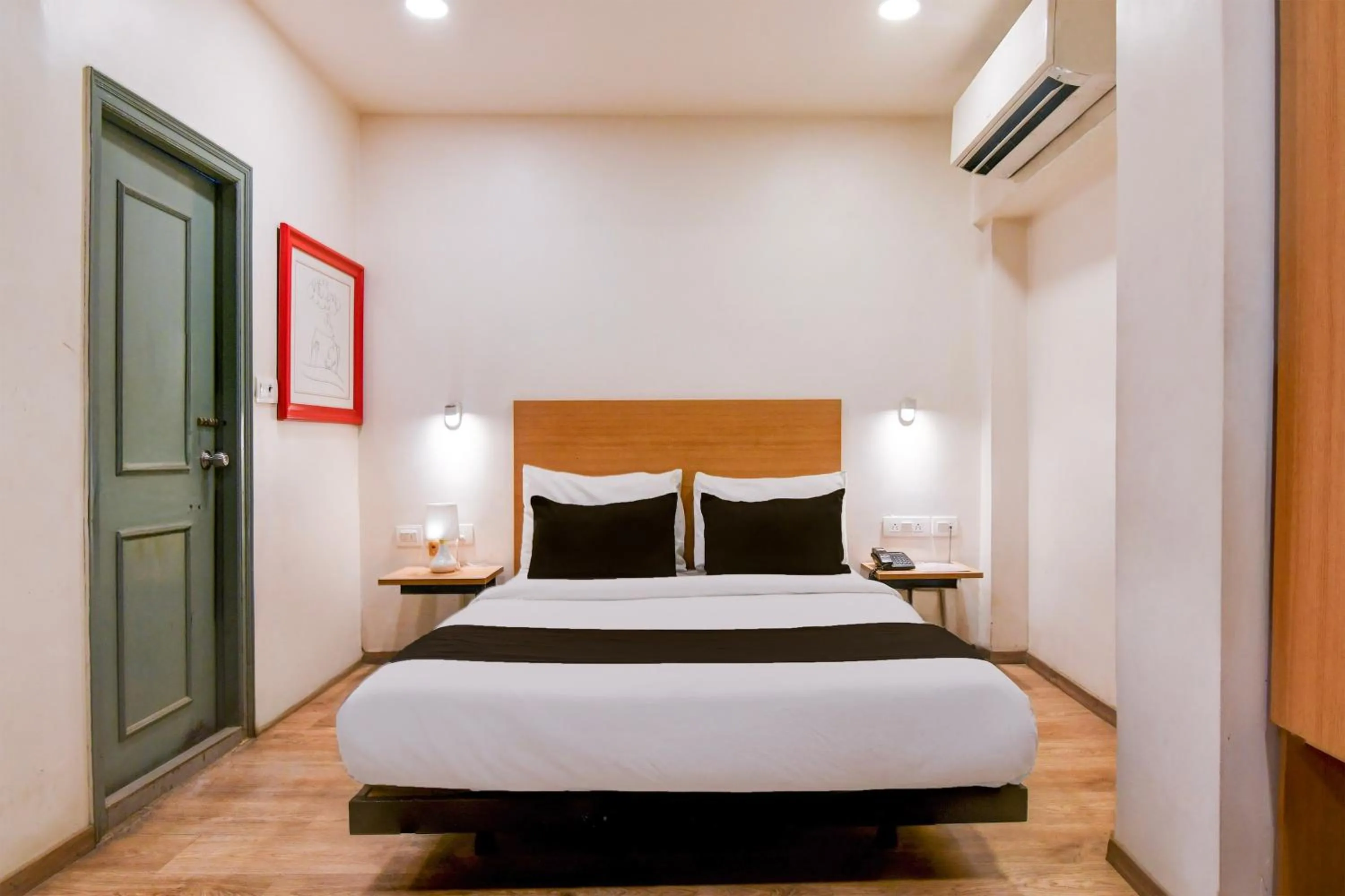 Bedroom, Bed in Super Townhouse VIP Road Formerly The Sky