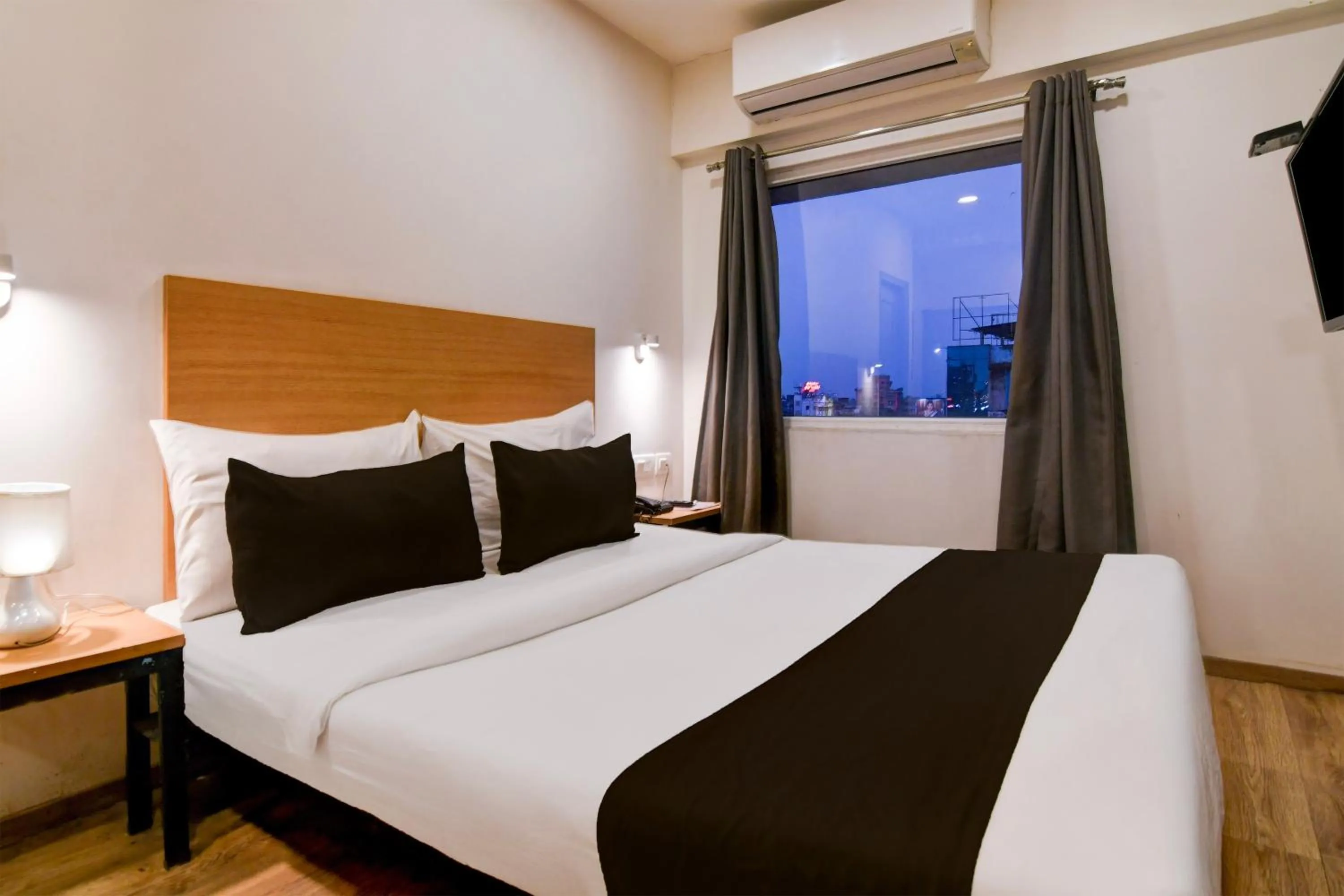 Bedroom, Bed in Super Townhouse VIP Road Formerly The Sky