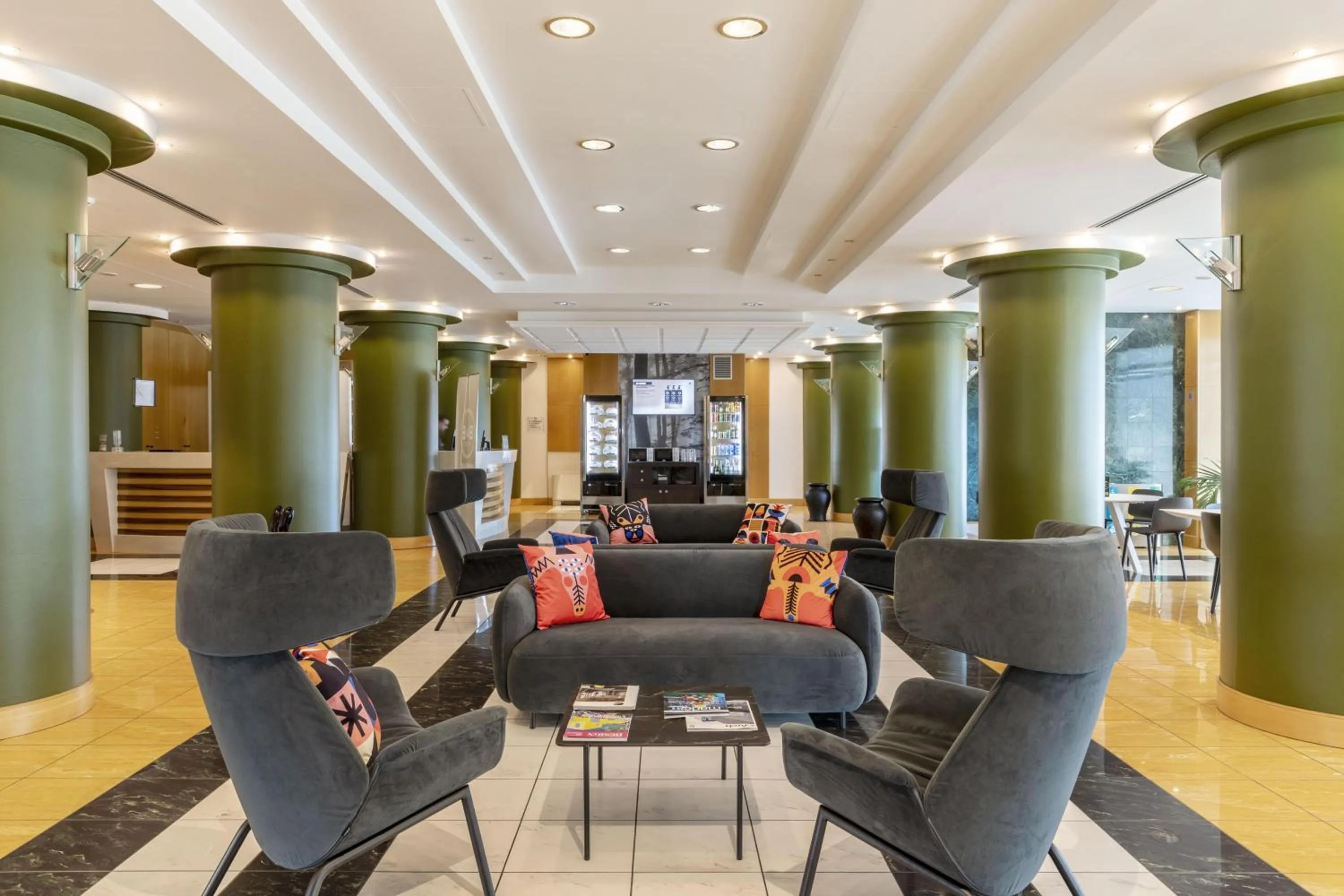 Lobby or reception in B&B HOTEL Cuneo Cristal