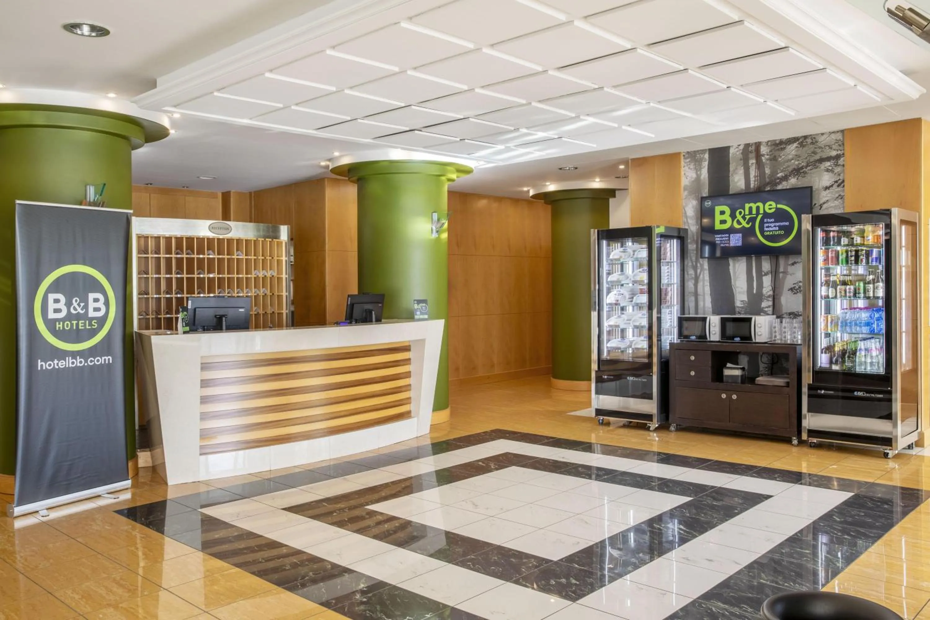 Lobby or reception in B&B HOTEL Cuneo Cristal