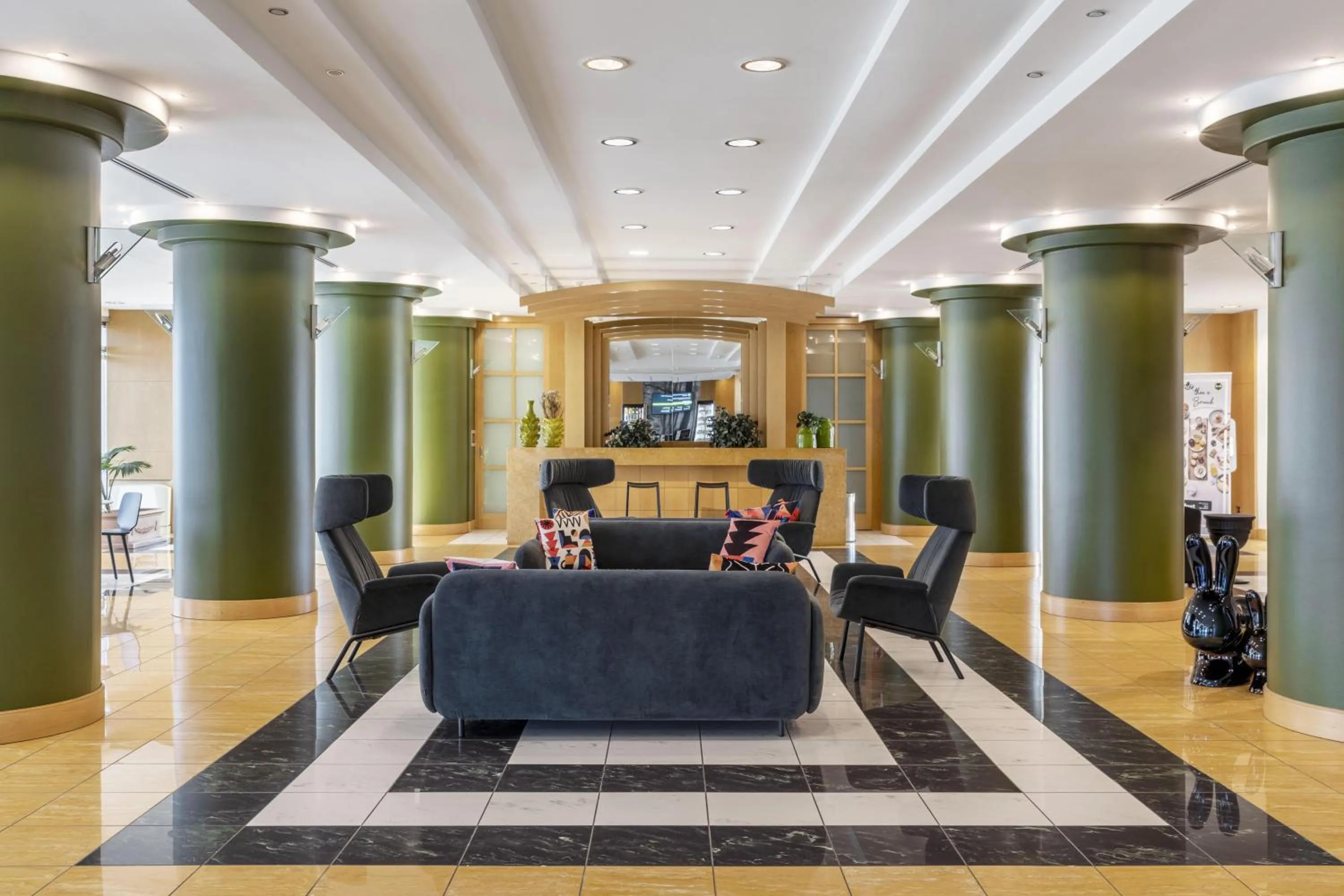 Lobby or reception in B&B HOTEL Cuneo Cristal