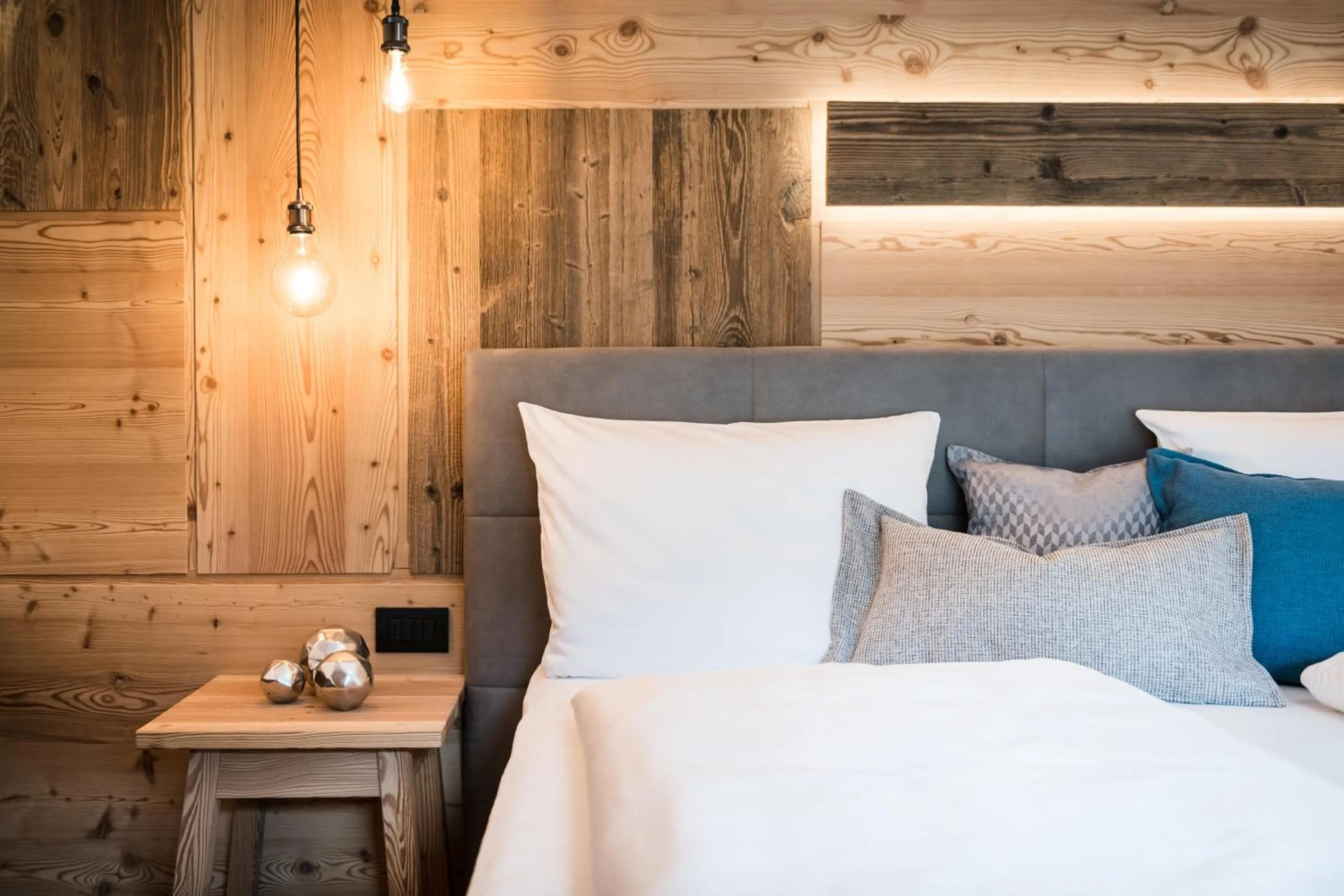 Bed in Les Dolomites Mountain Lodges