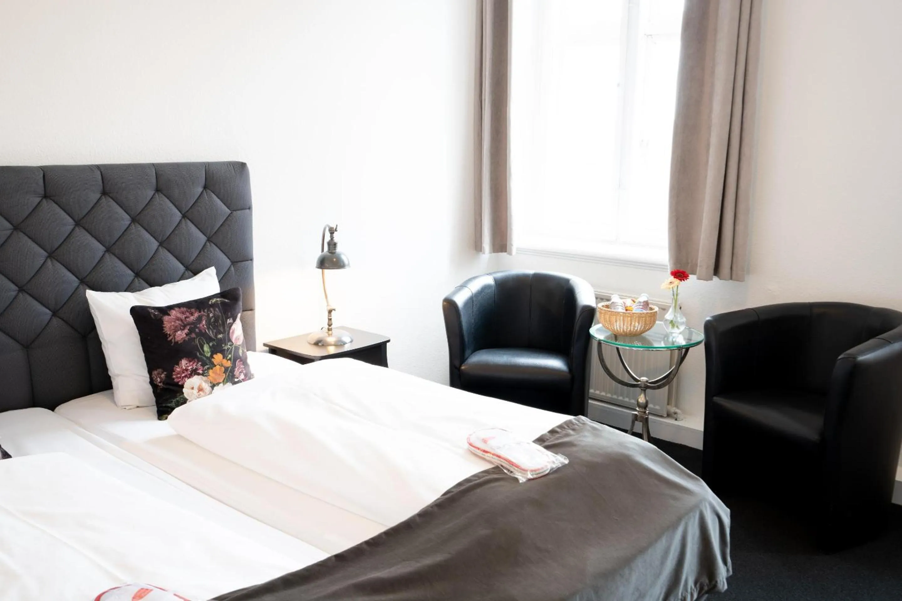 Seating area, Bed in Hotel Vinhuset