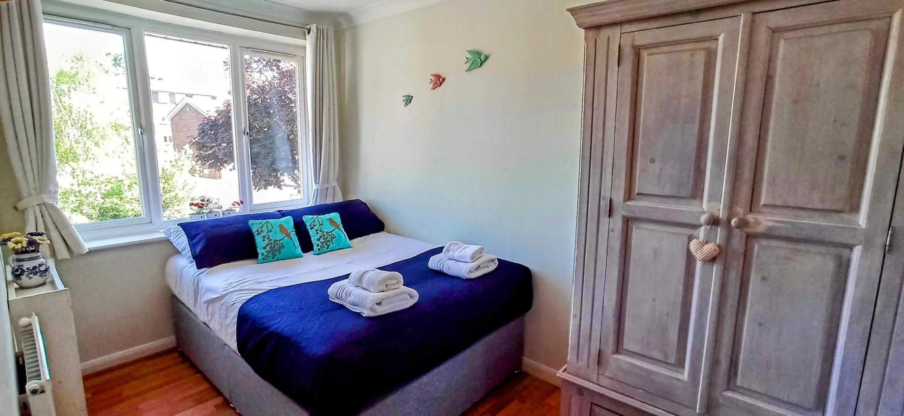 Bedroom, Bed in Apple Perch 2BR Flat - Free Parking