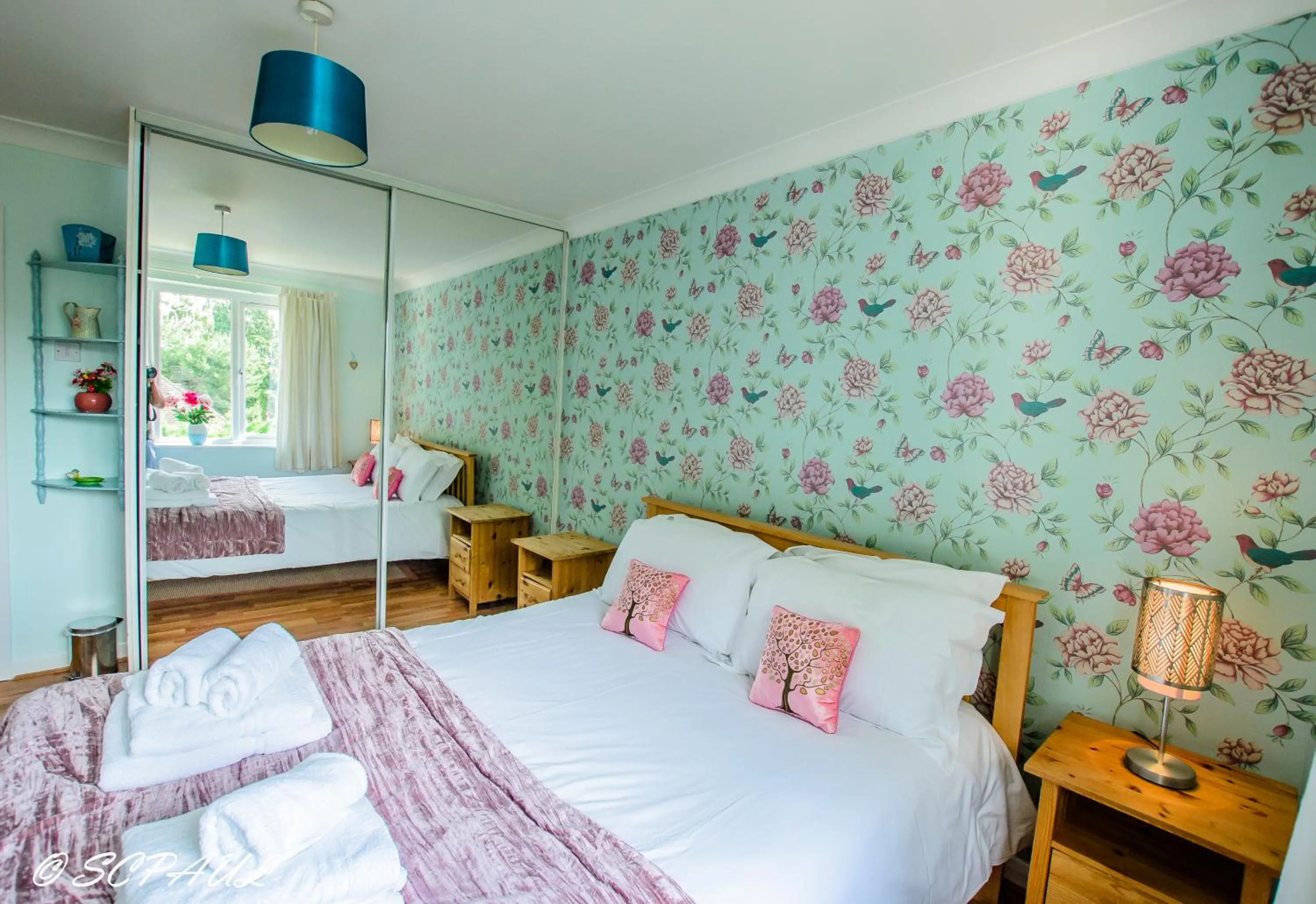 Bed in Apple Perch 2BR Flat - Free Parking