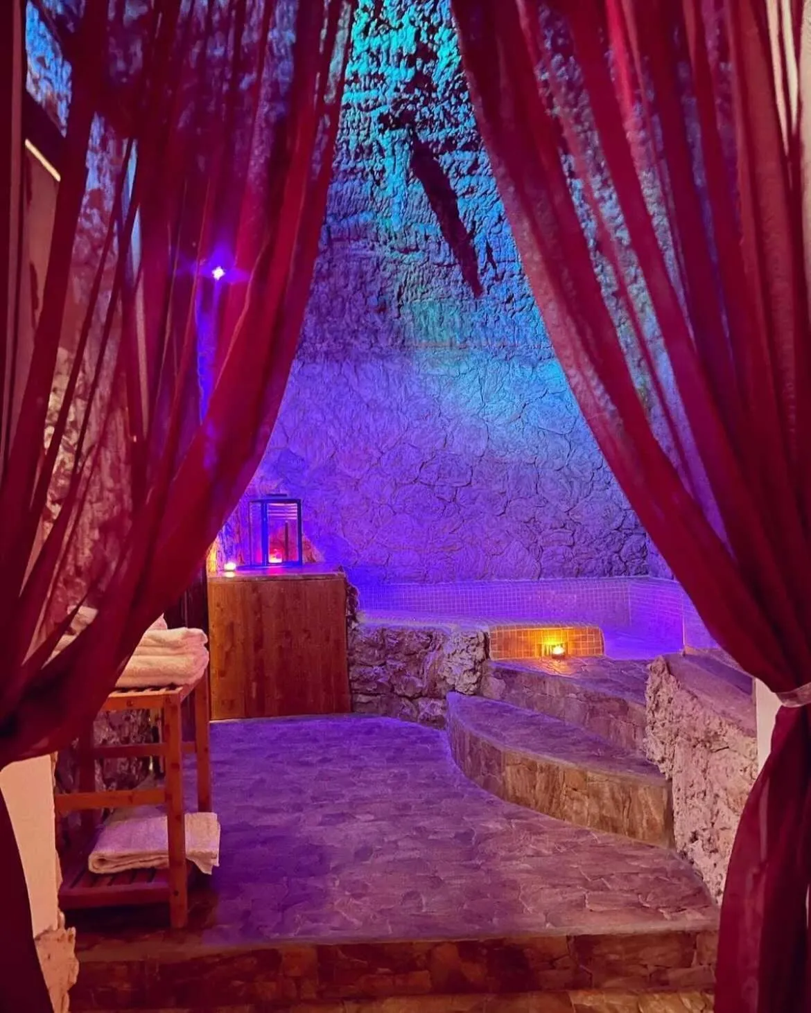 Swimming pool, Bed in B&B La Sorgente