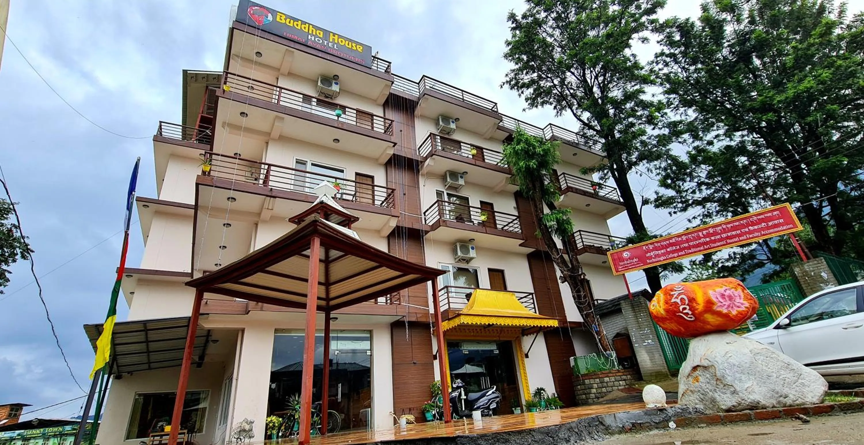 Facade/entrance in Hotel Buddha House Himalayan Brothers
