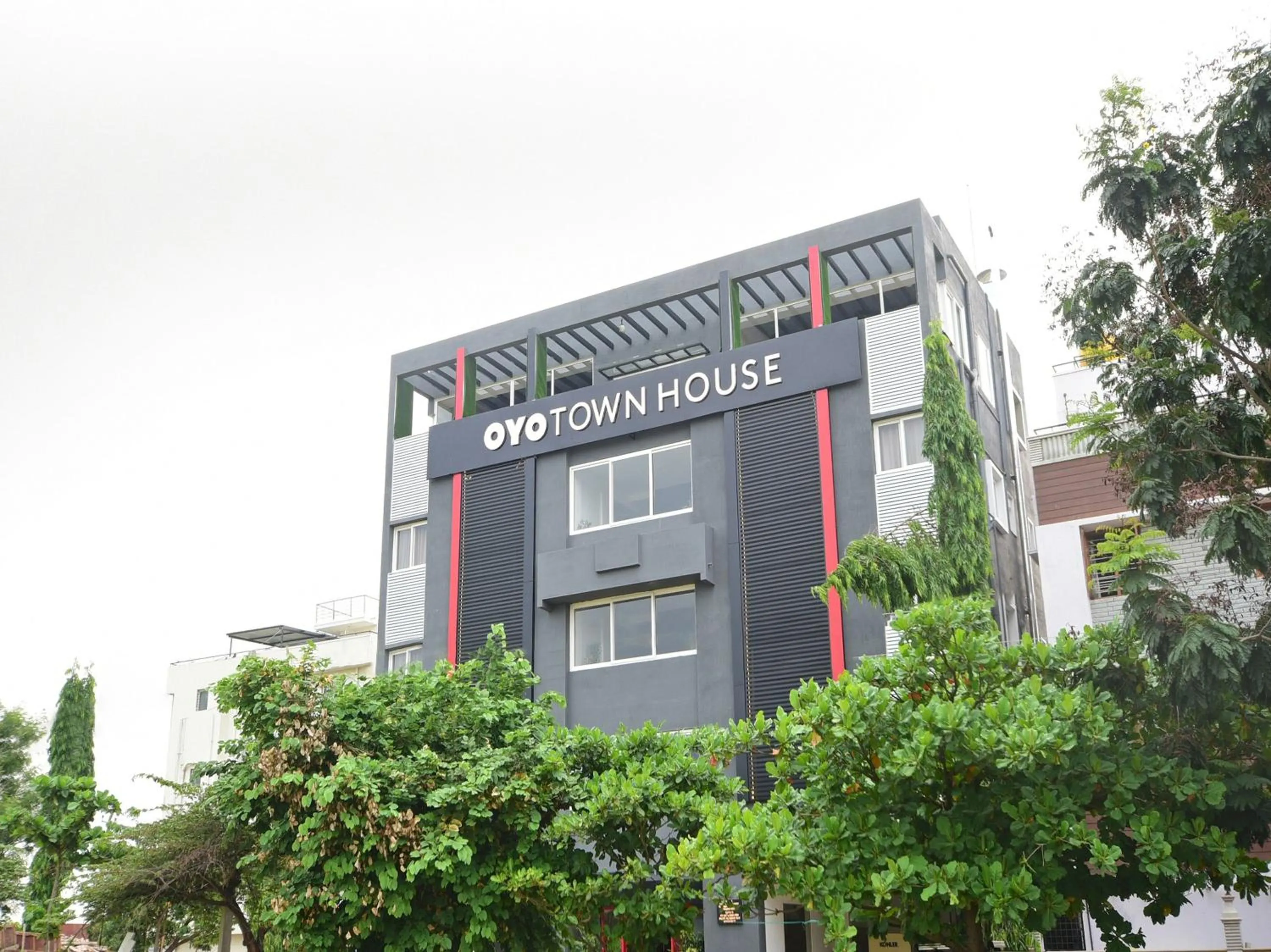 Facade/entrance in Townhouse Airport Road