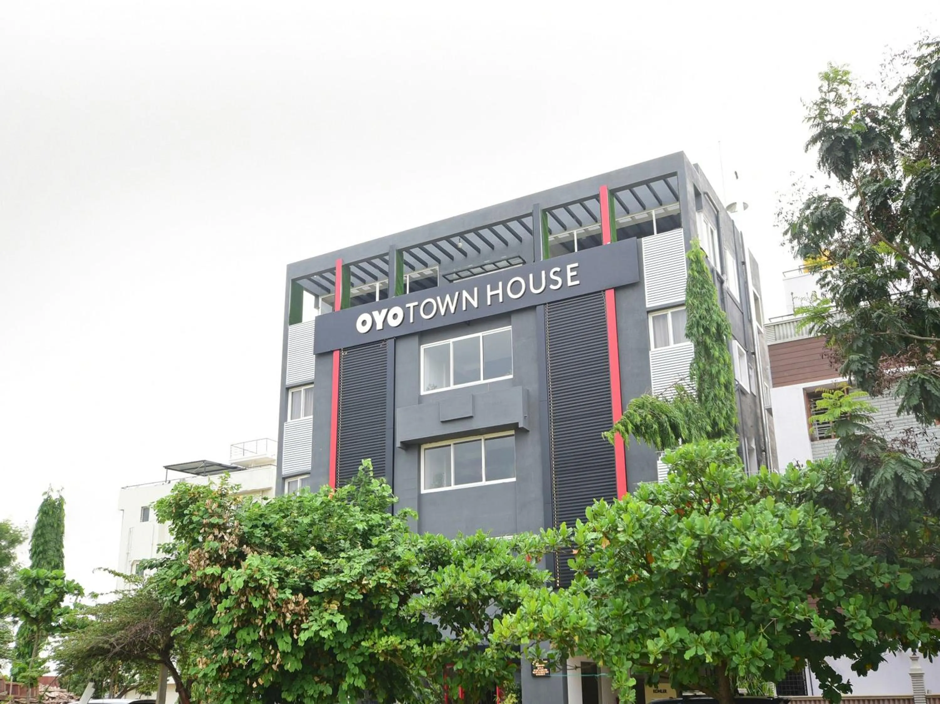 Facade/entrance in Townhouse Airport Road