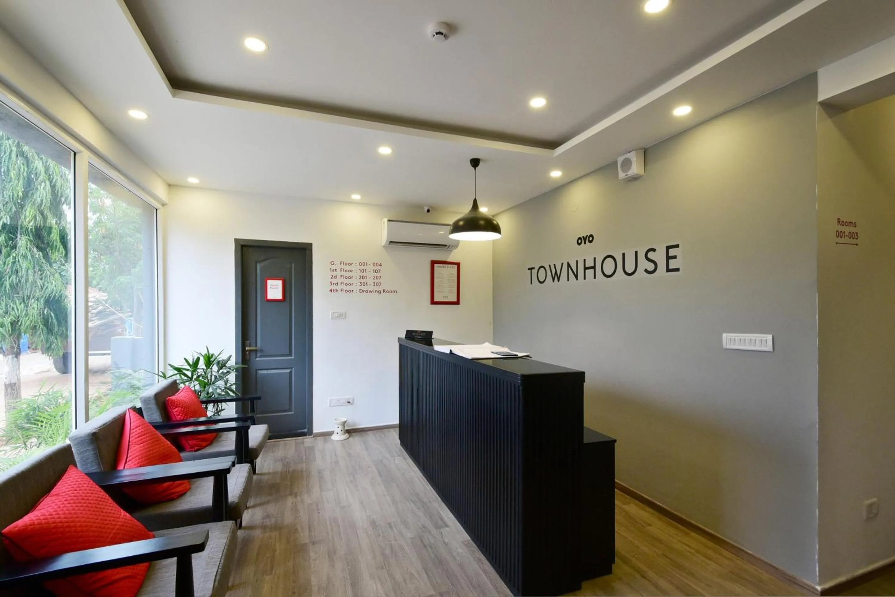 Lobby or reception in Townhouse Airport Road