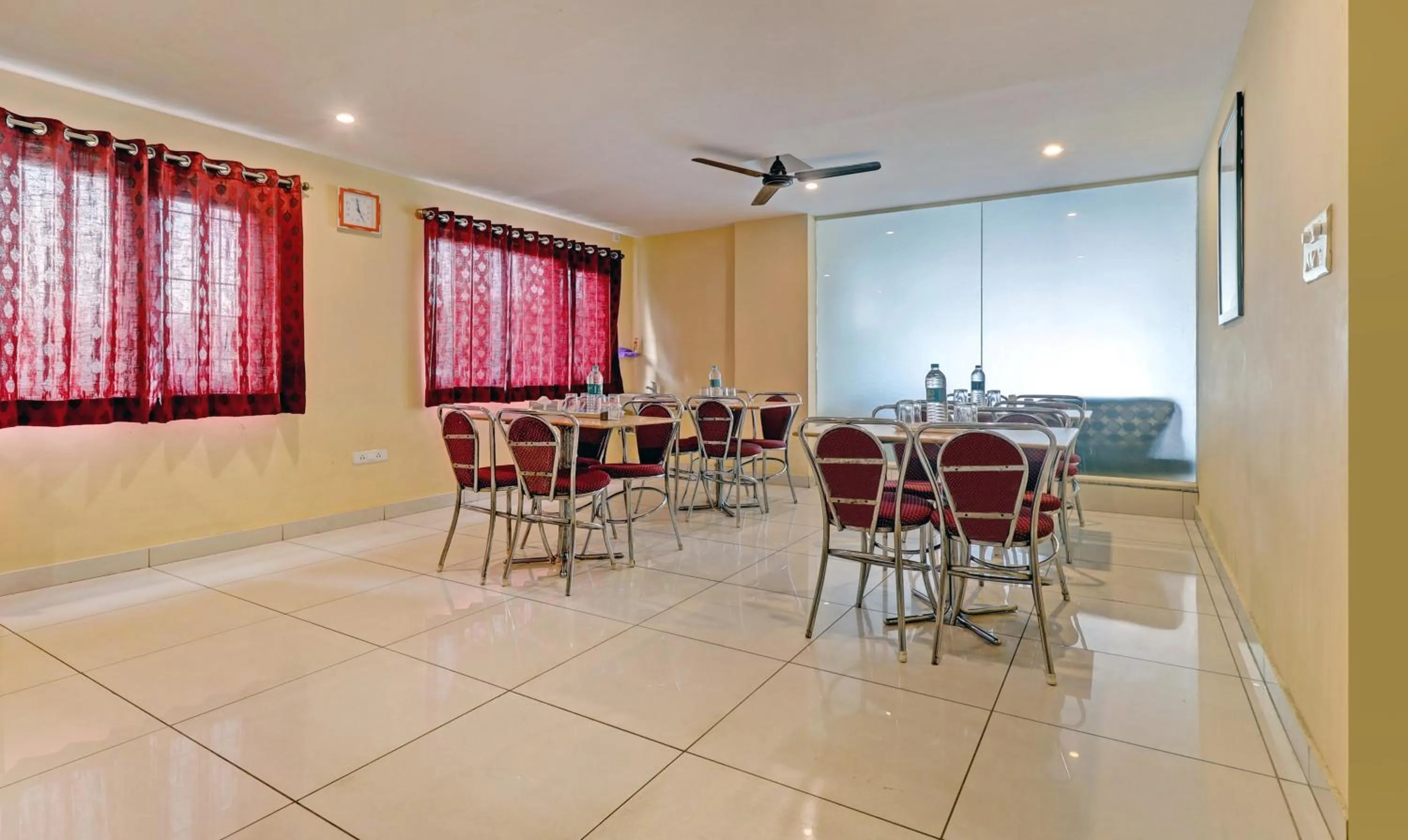 Restaurant/places to eat in Treebo Sai Suites Inn Nagavara