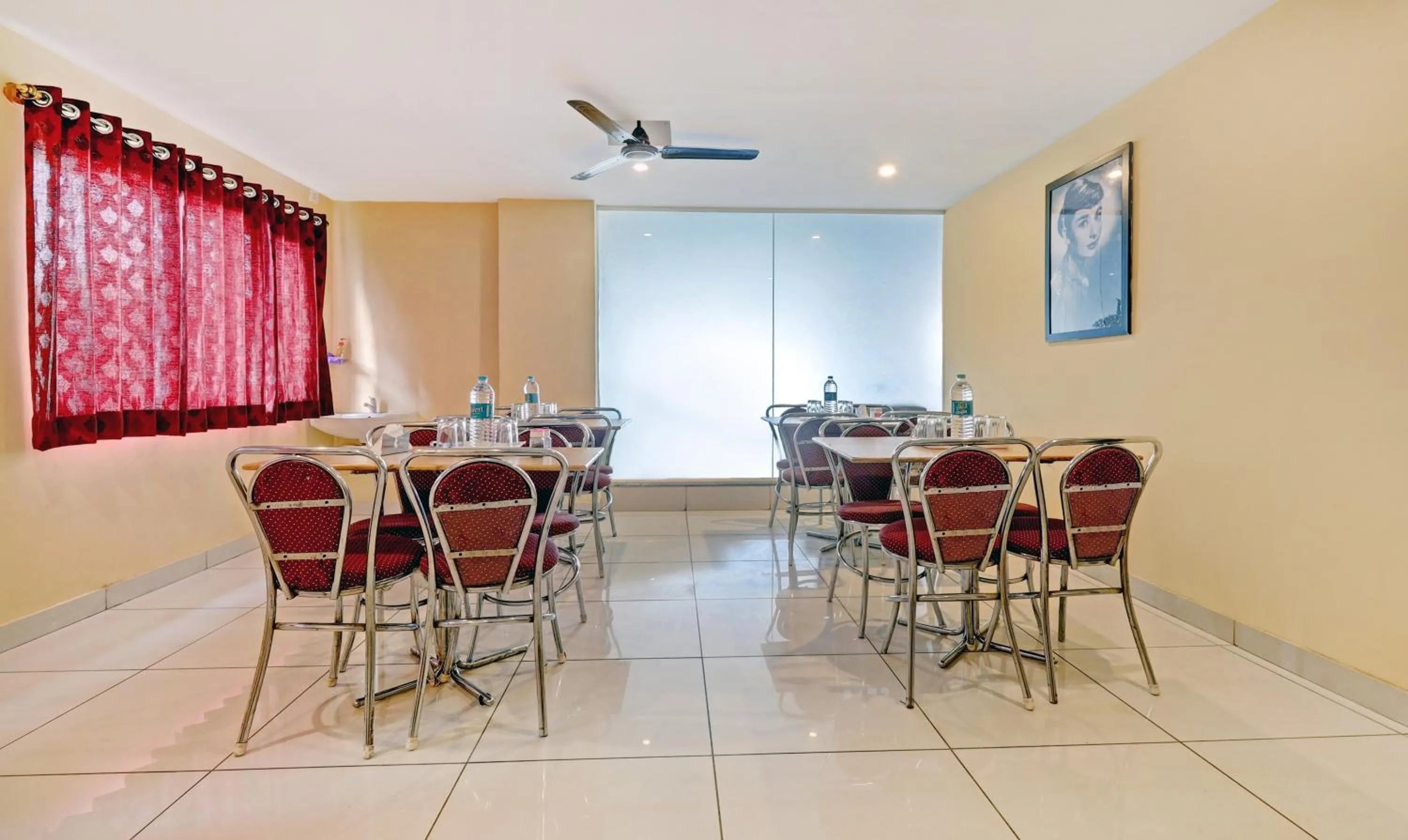 Restaurant/places to eat in Treebo Sai Suites Inn Nagavara