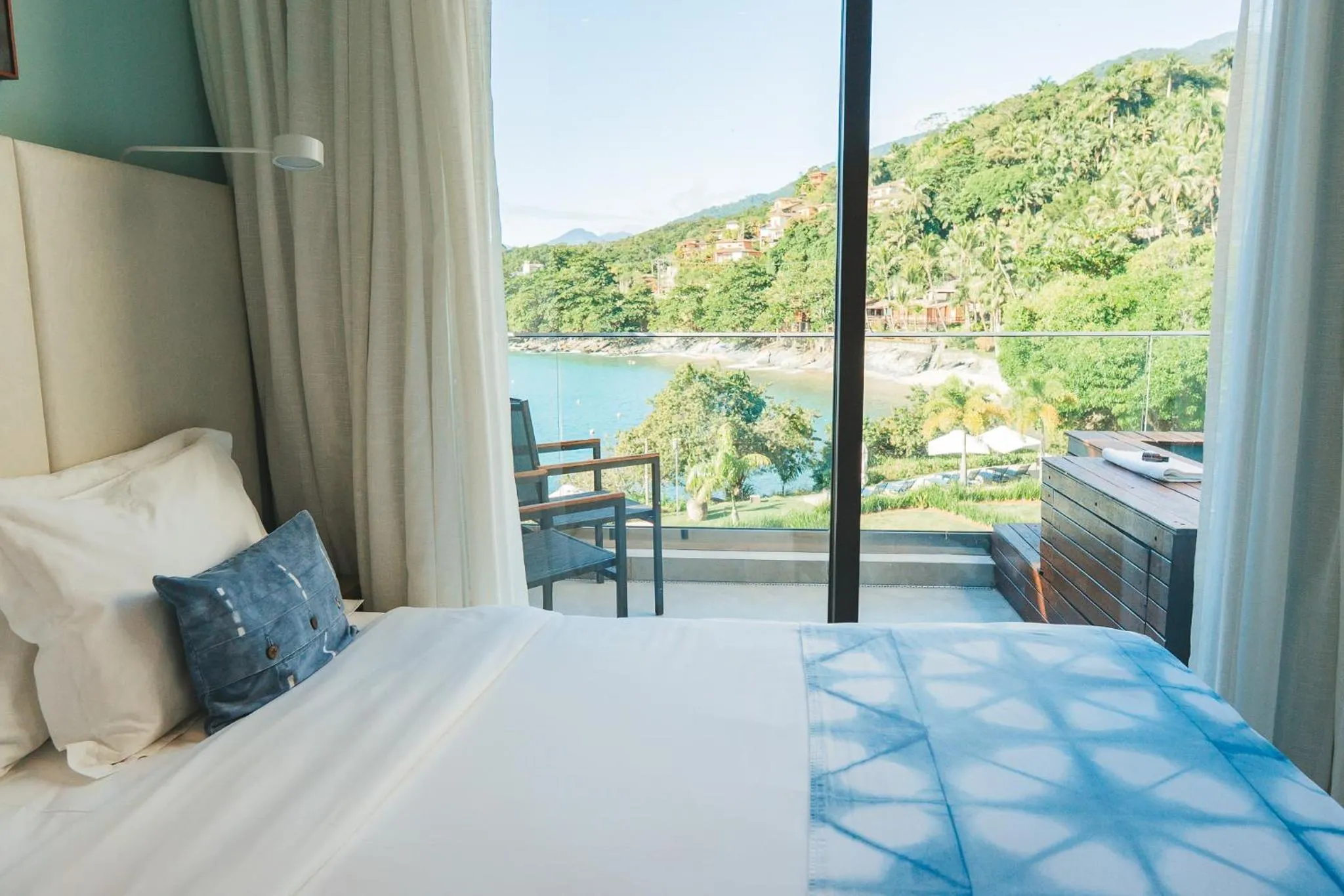 View (from property/room), Bed in Casa Di Sirena Ilhabela