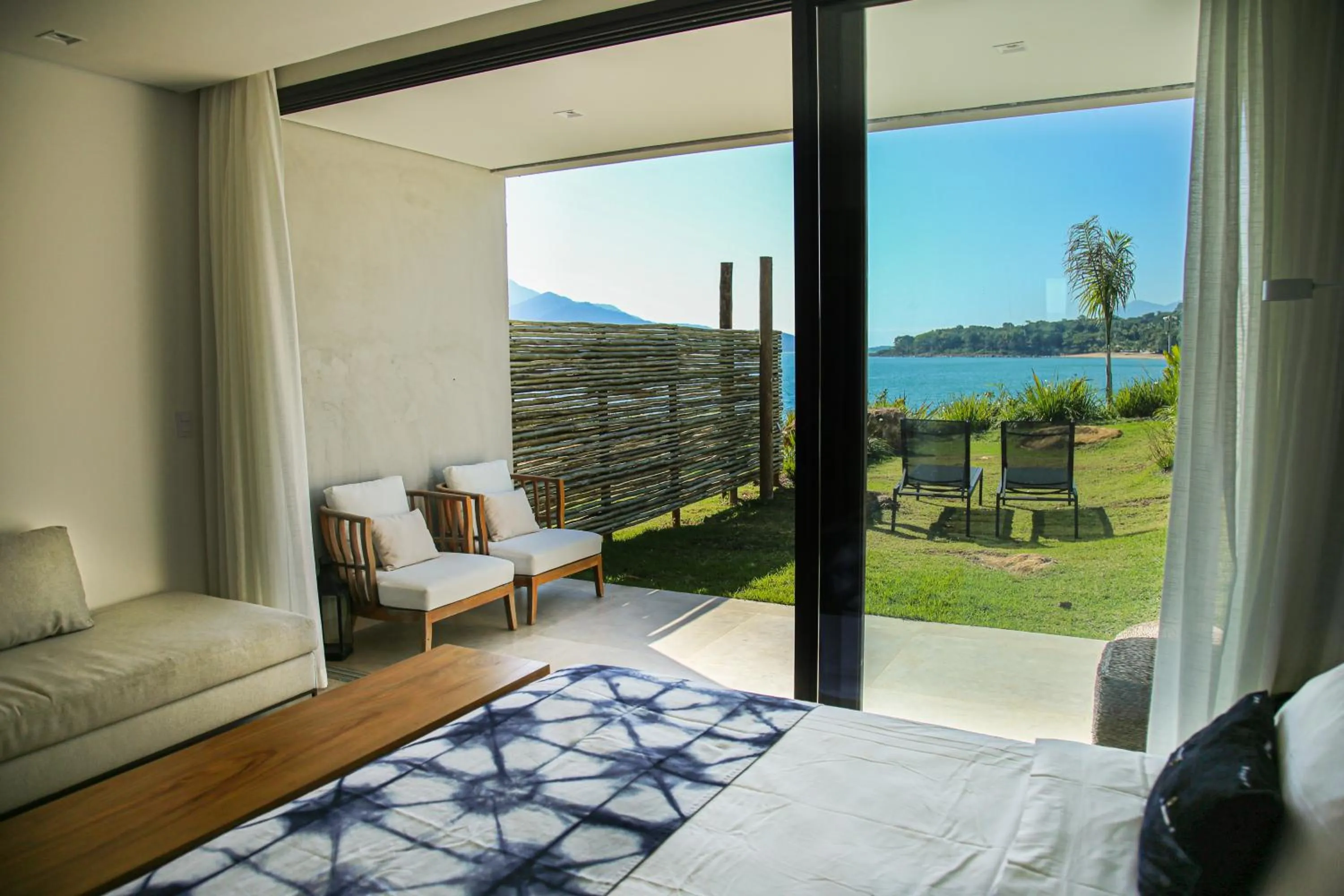 View (from property/room), Bed in Casa Di Sirena Ilhabela