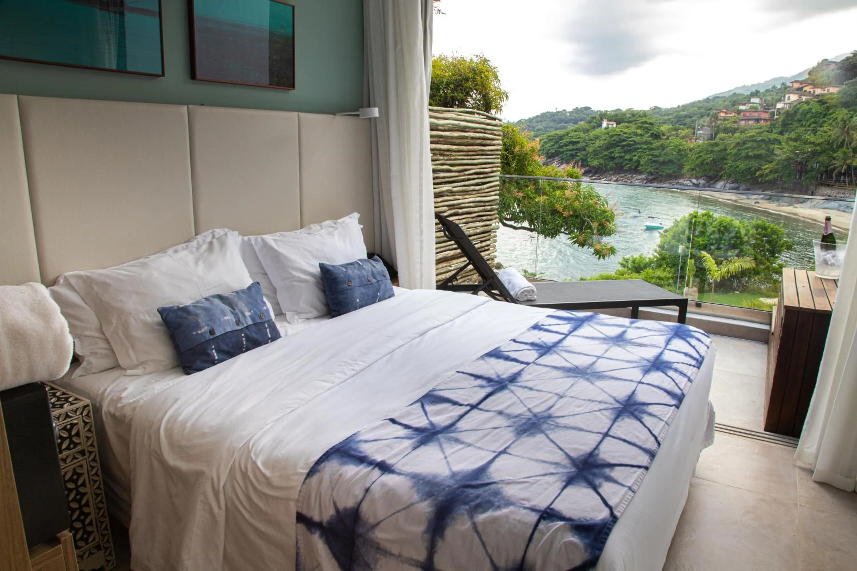 View (from property/room), Bed in Casa Di Sirena Ilhabela