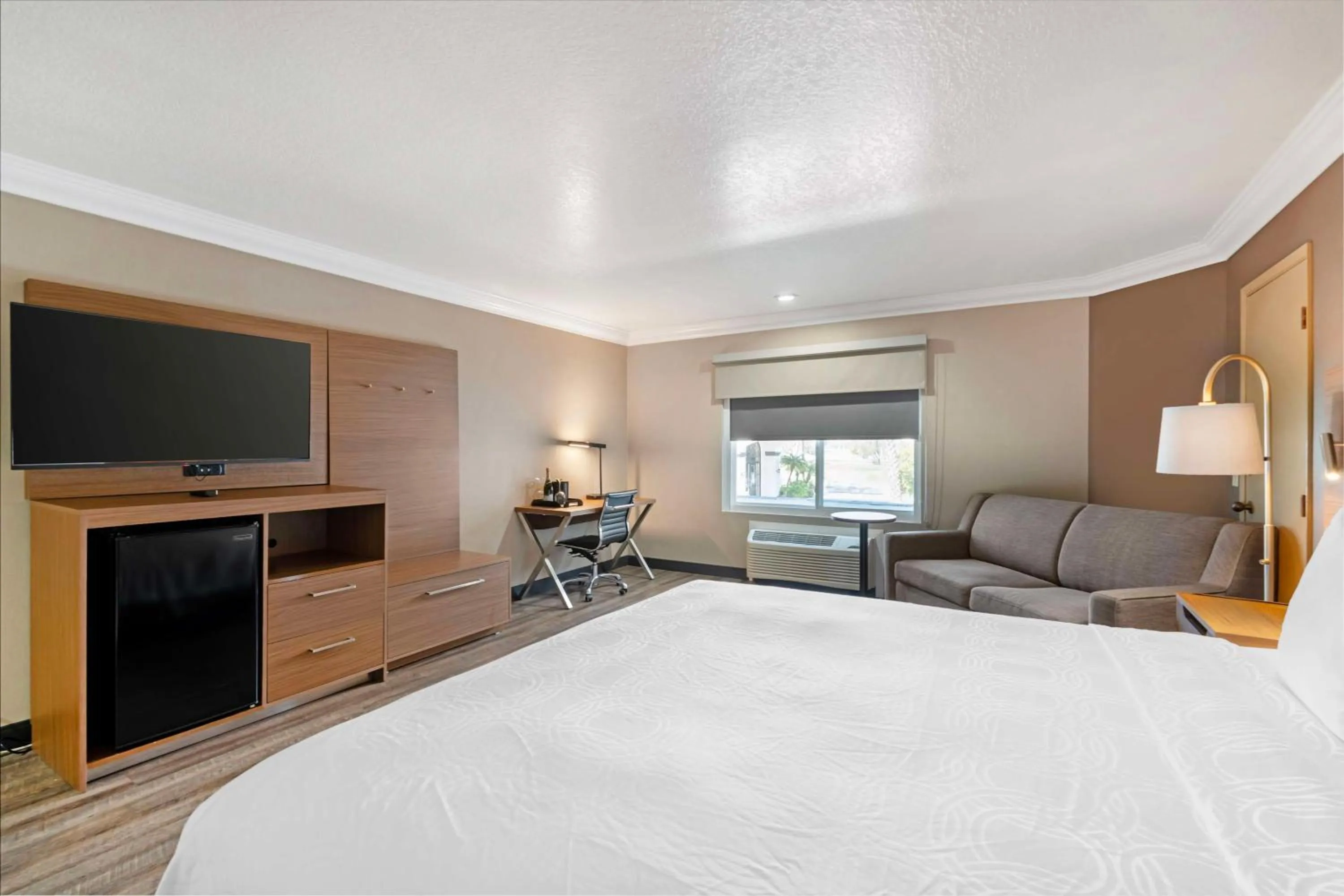 Bedroom, Bed in Best Western Plus Newport Mesa Inn