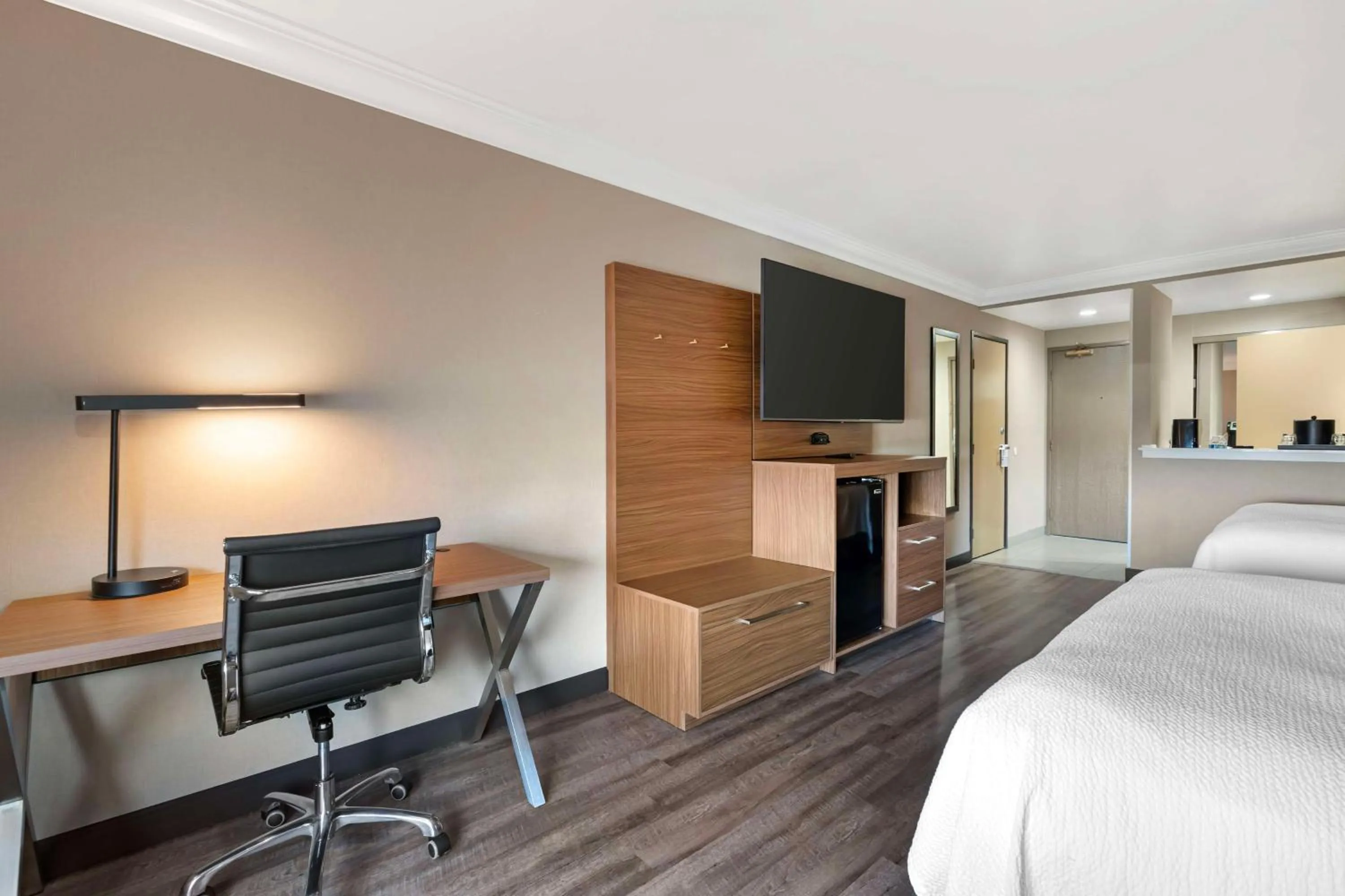 Bedroom, Bed in Best Western Plus Newport Mesa Inn