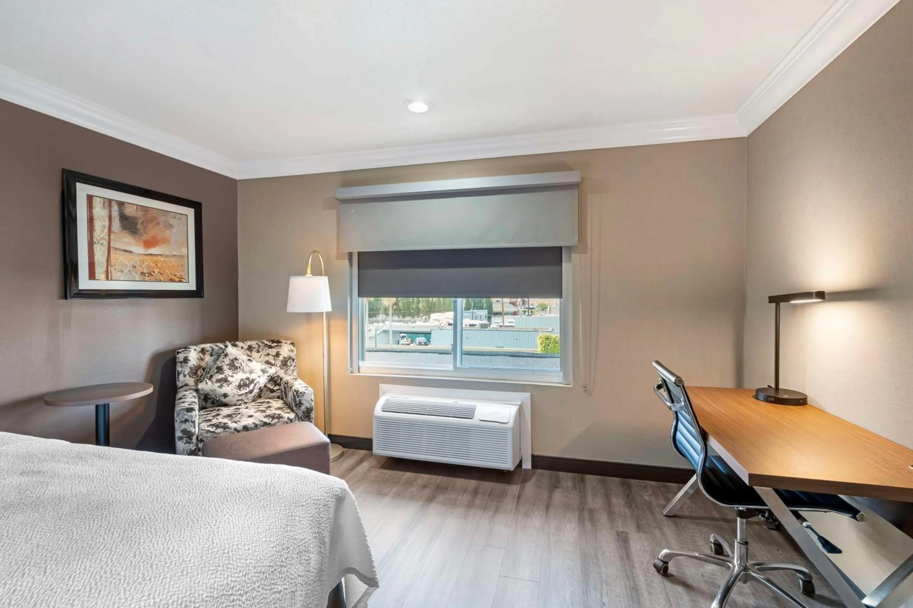 Bedroom in Best Western Plus Newport Mesa Inn