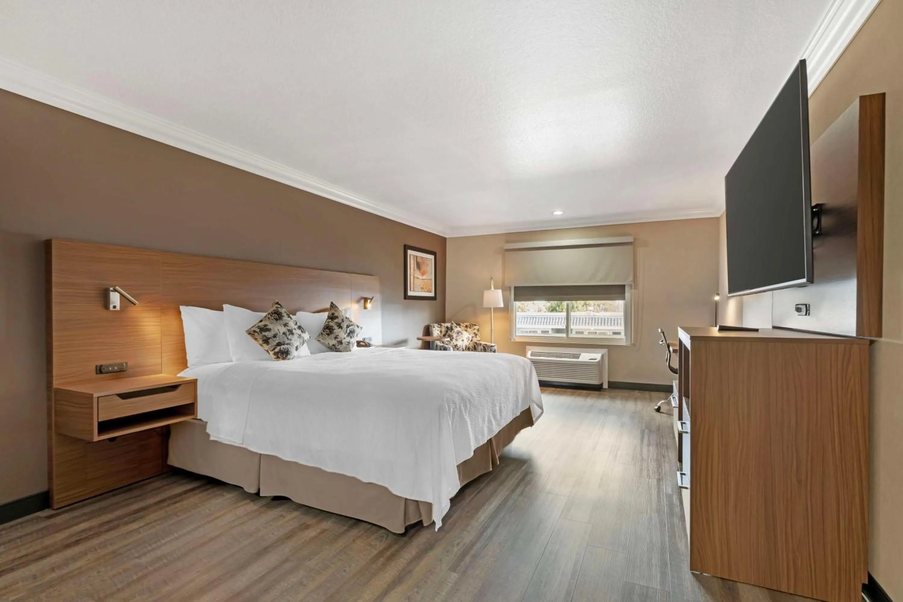 Bedroom, Bed in Best Western Plus Newport Mesa Inn