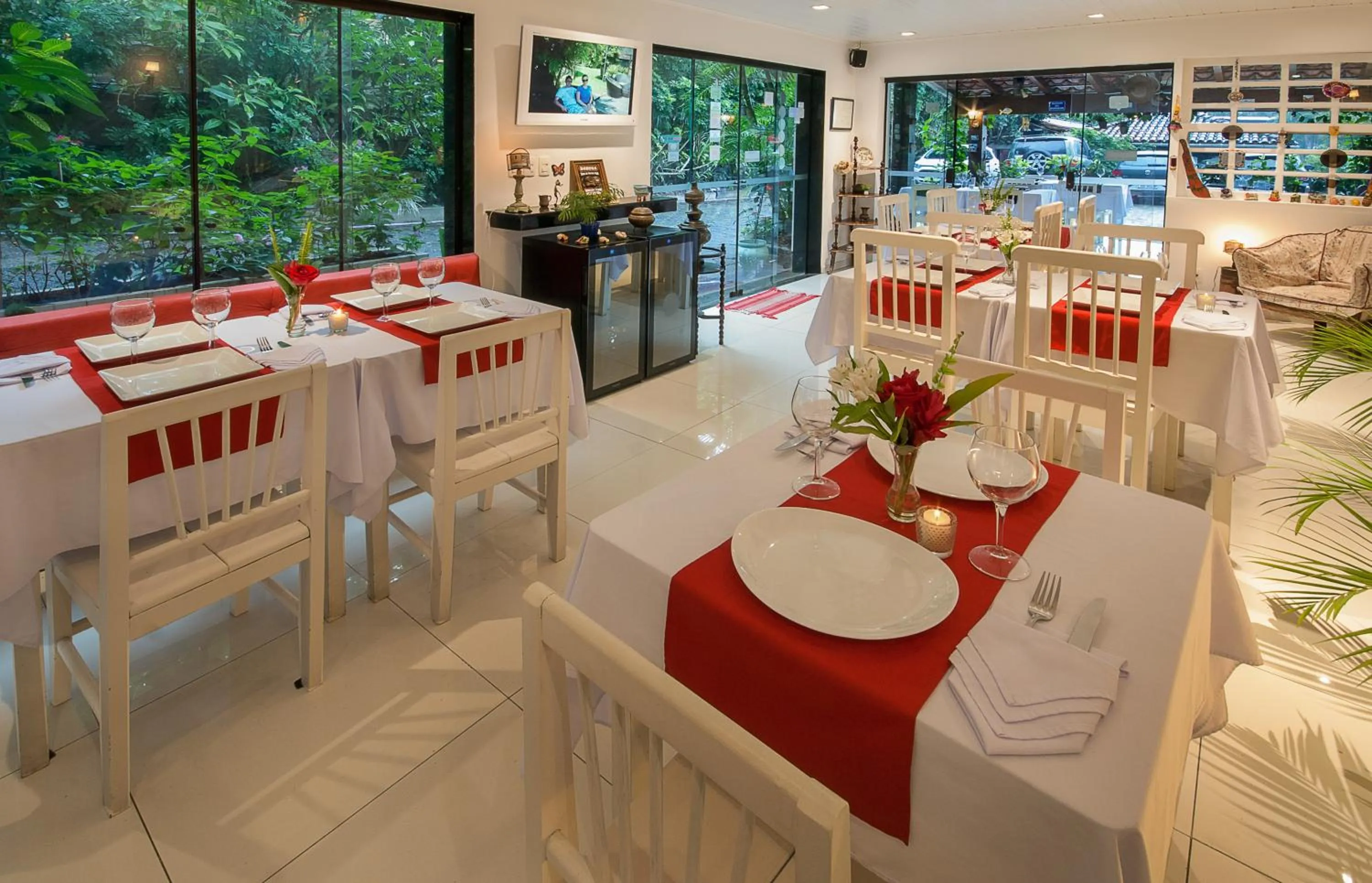 Restaurant/places to eat in Angra Boutique Hotel