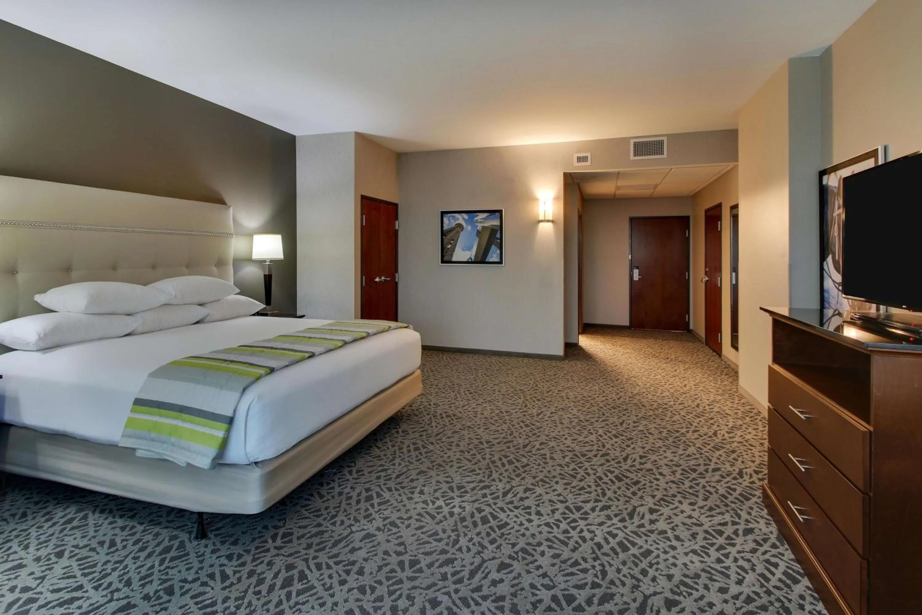 Photo of the whole room, Bed in Drury Plaza Hotel Dallas Richardson