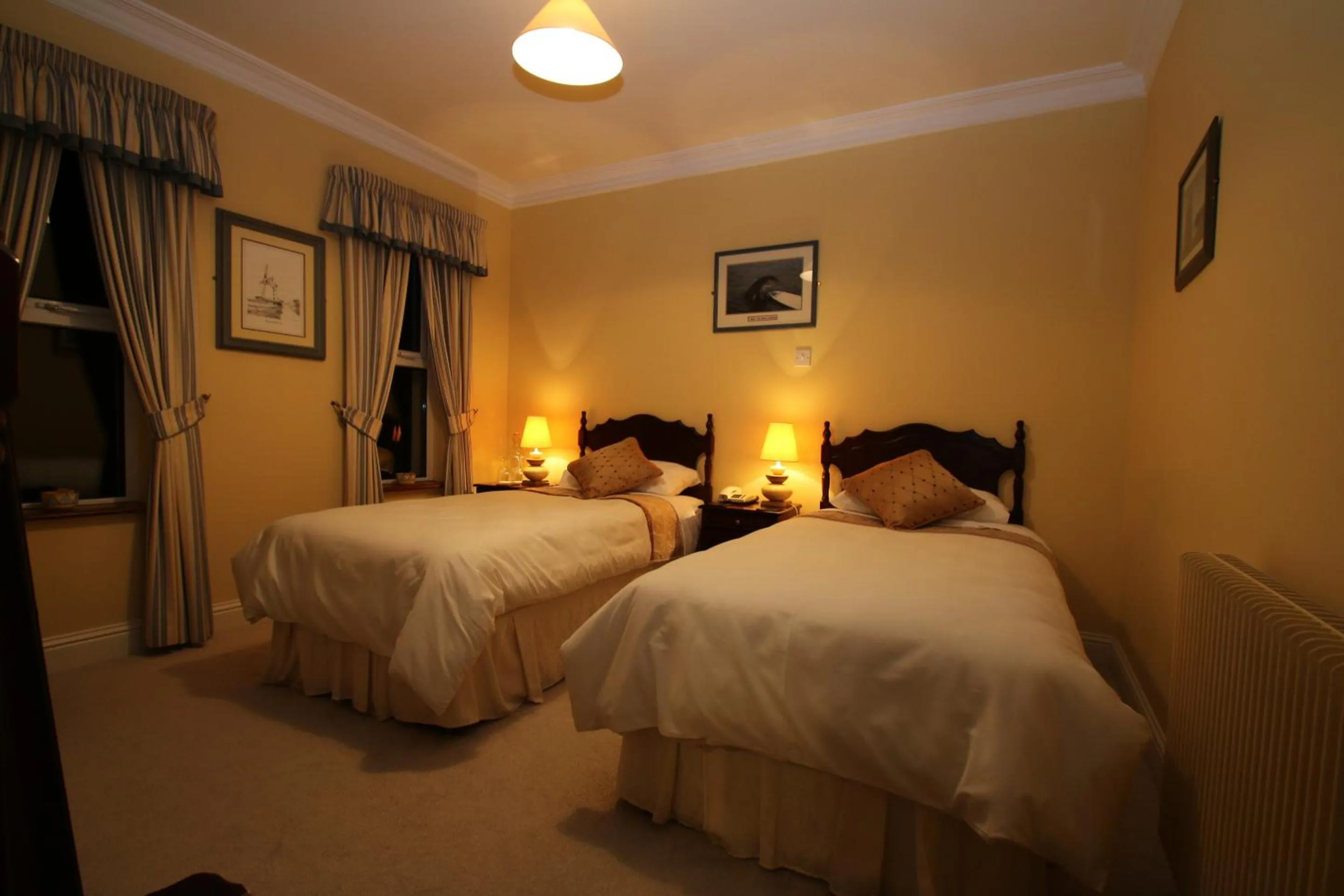 Bedroom, Bed in Brook Manor Lodge