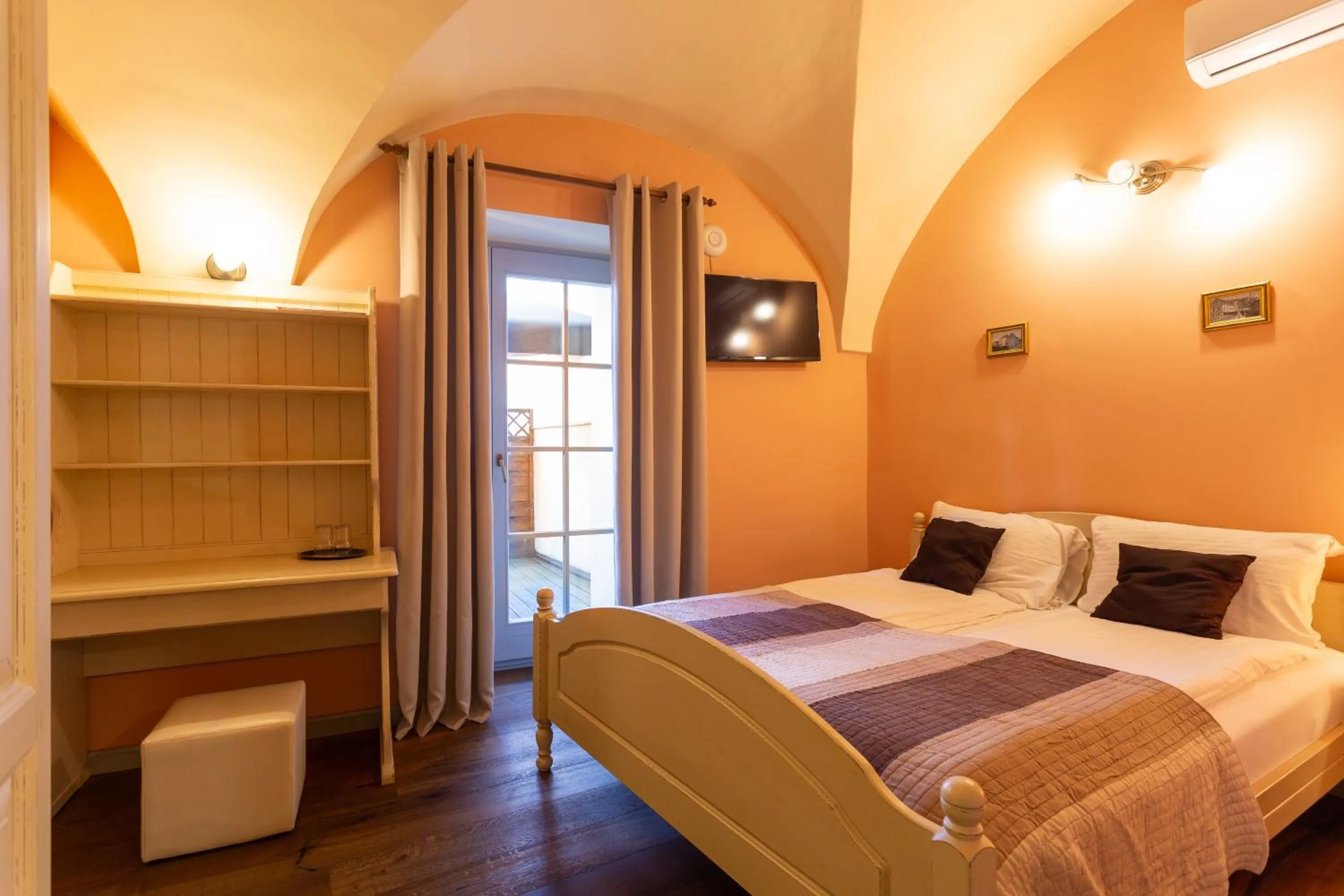 Bed in Patrick's Pub