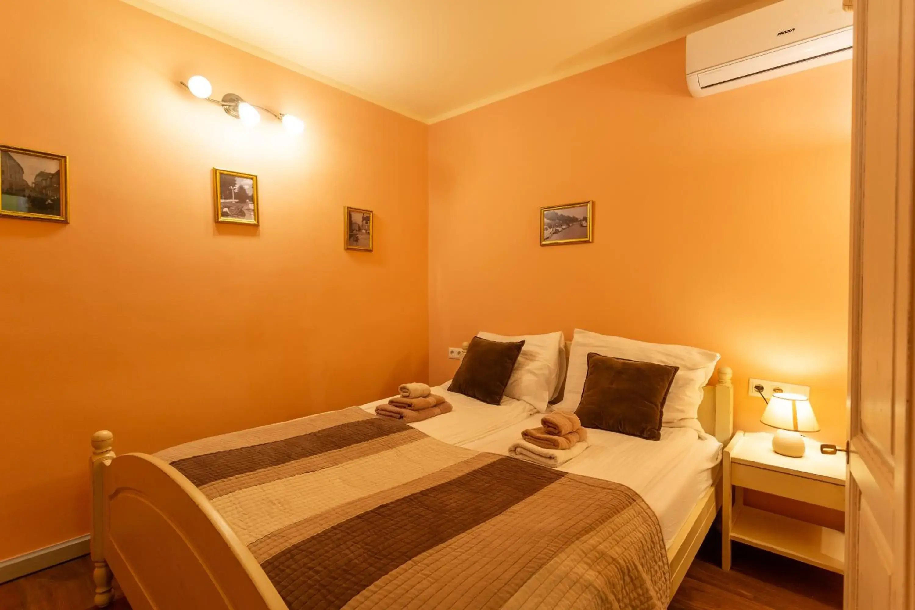 Economy Double Room (without window) - single occupancy in Patrick's Pub Economy Double Room (without window) - single occupancy in Patrick's Pub