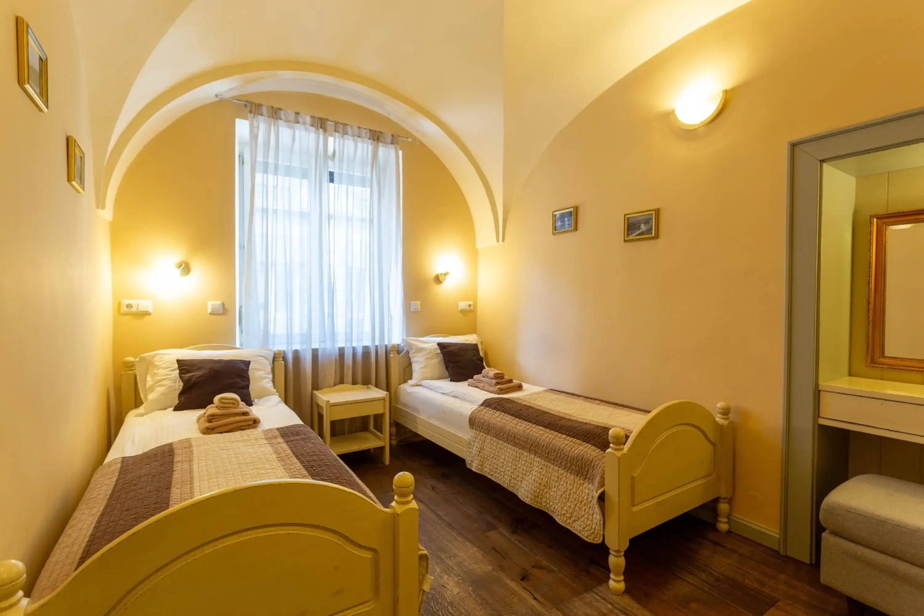 Twin Room with City View - single occupancy in Patrick's Pub Twin Room with City View - single occupancy in Patrick's Pub