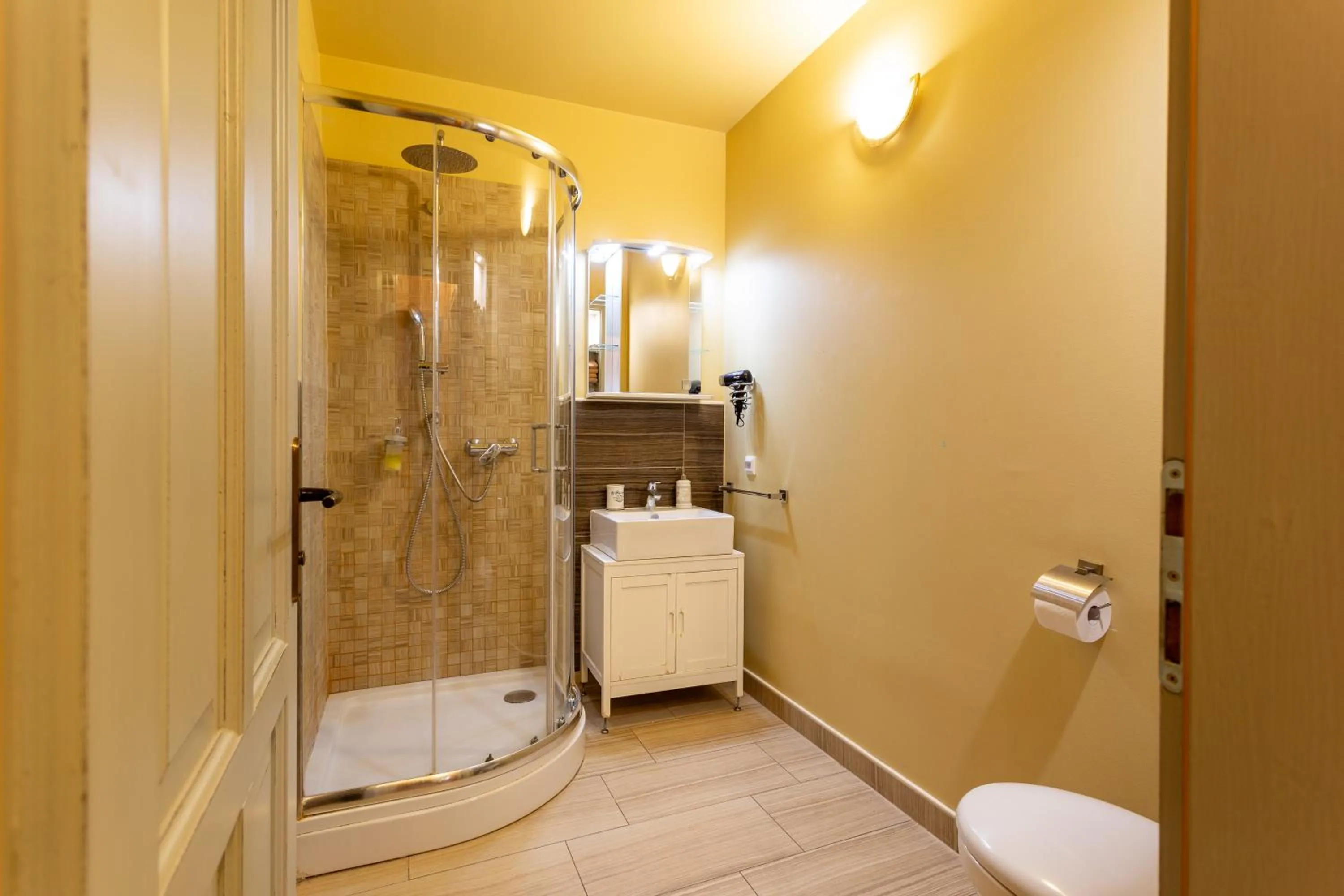 Shower in Patrick's Pub