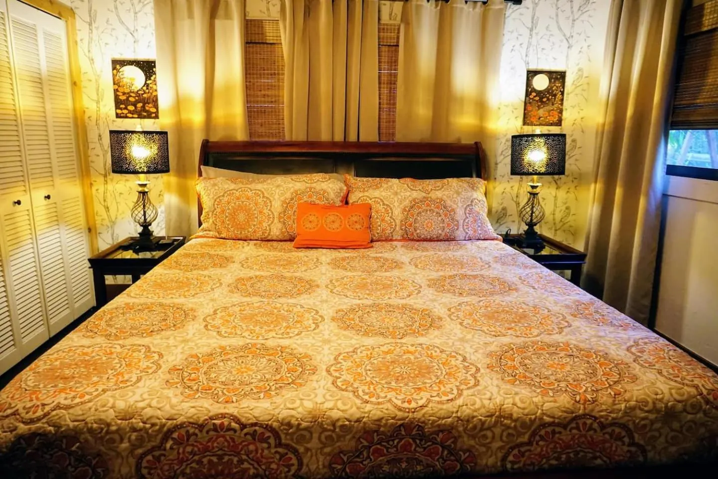 Bed in The Nature House a Secluded Waterfront Cabin