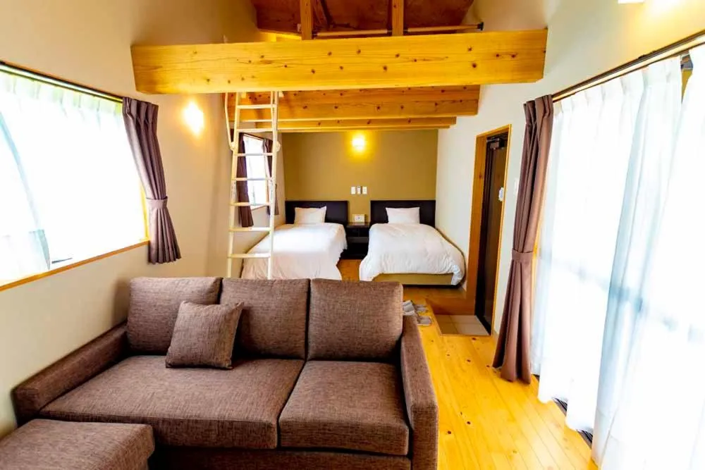 Living room, Bed in Beach Resort Hotel Kalakaua