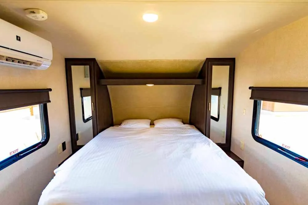 Bed in Beach Resort Hotel Kalakaua