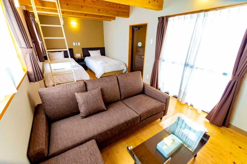 Living room, Bed in Beach Resort Hotel Kalakaua