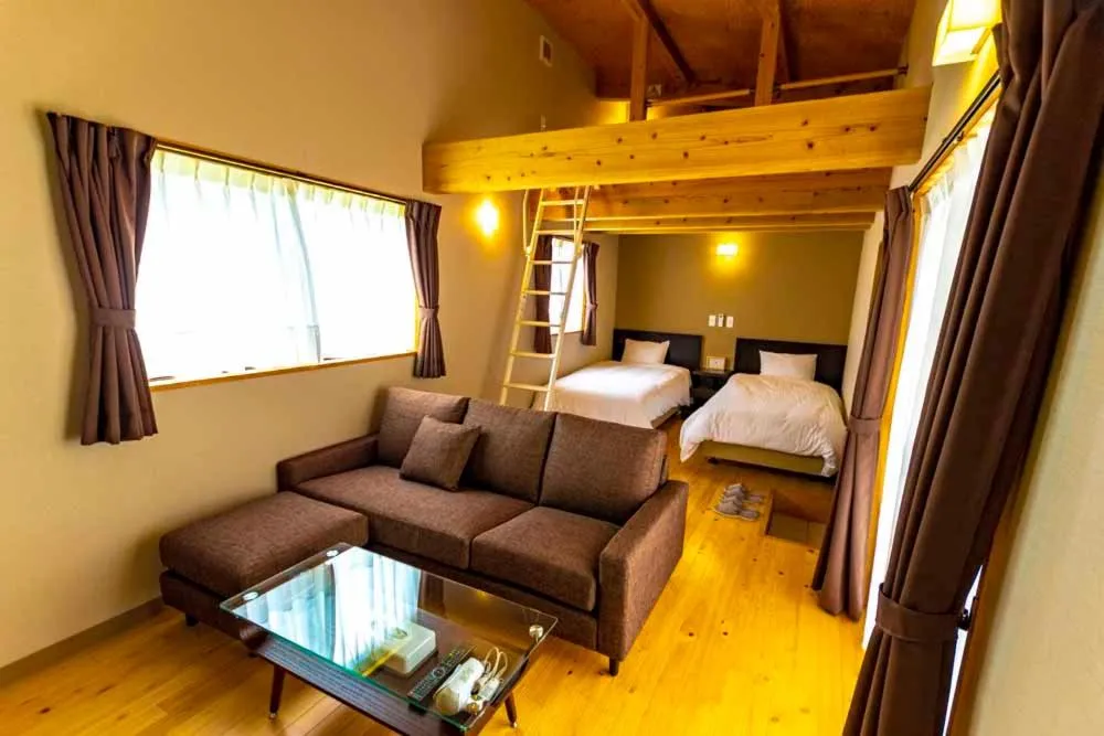 Living room, Bed in Beach Resort Hotel Kalakaua