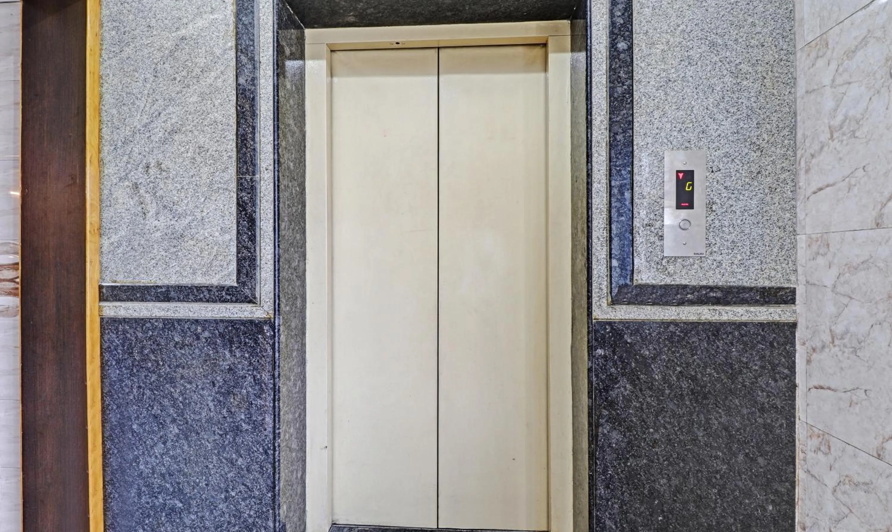 elevator in Itsy Hotels HSR Comfort