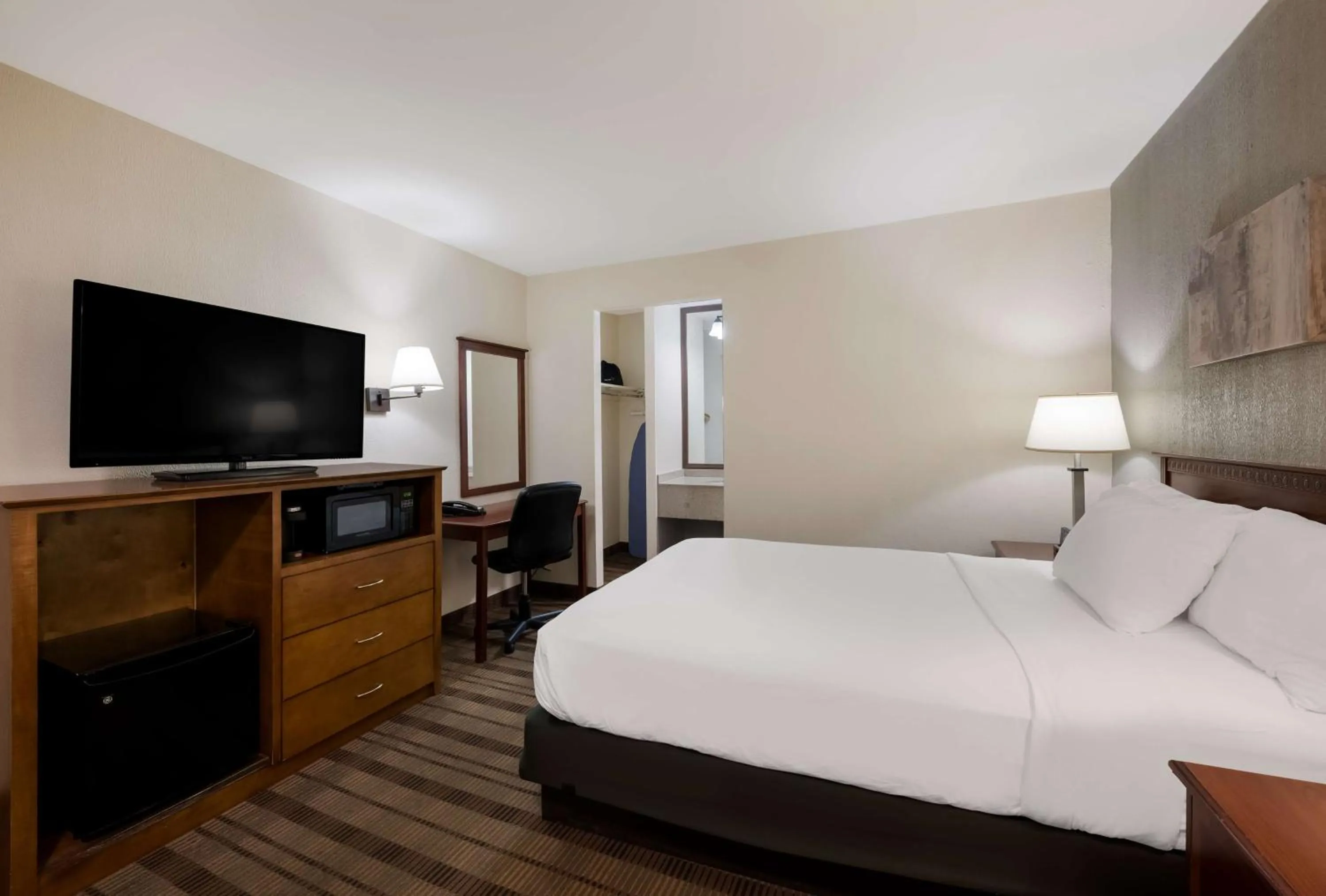 Bedroom, Bed in SureStay Plus by Best Western Woodbury Inn