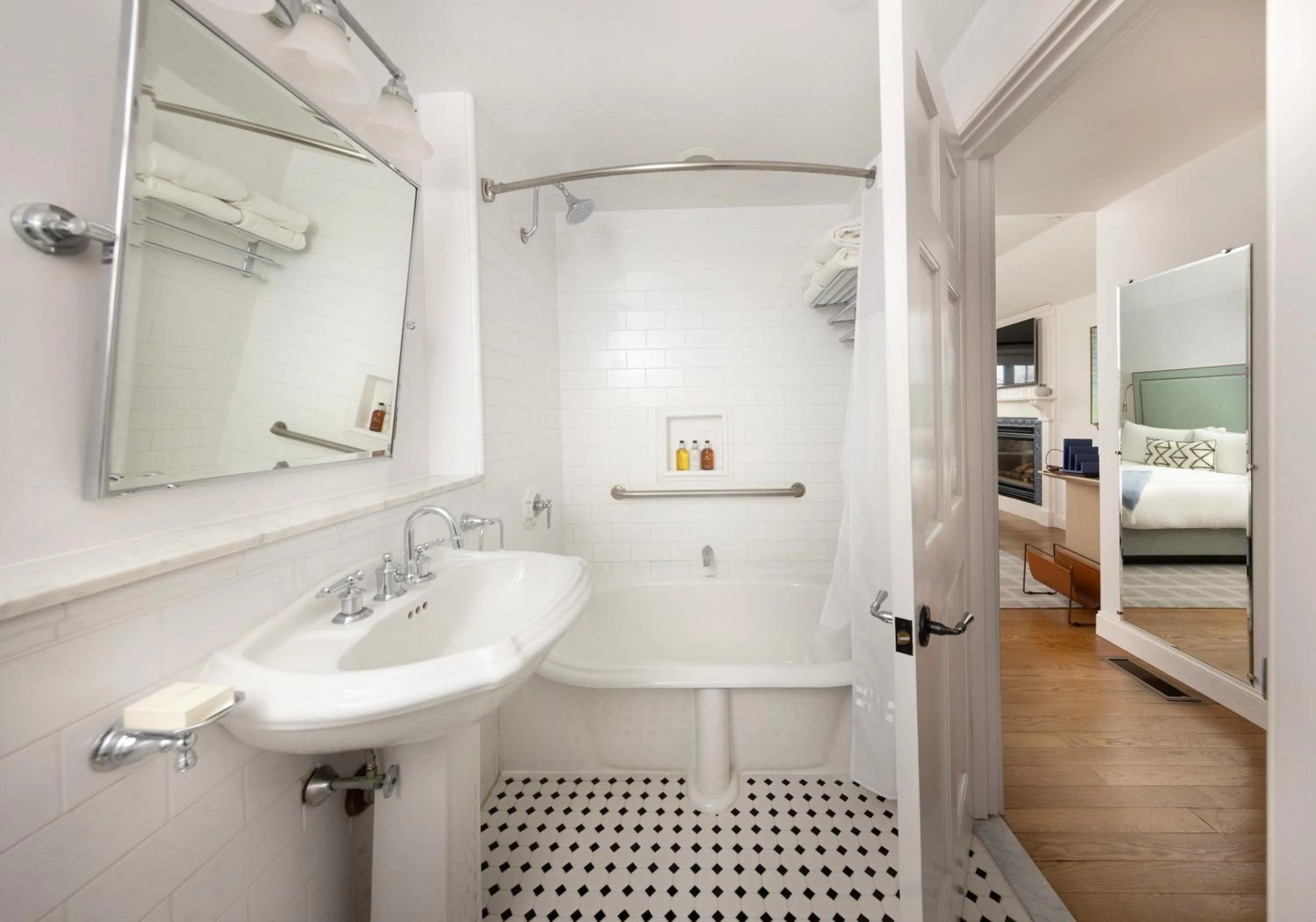 Bathroom, Bed in Chatham Bars Inn